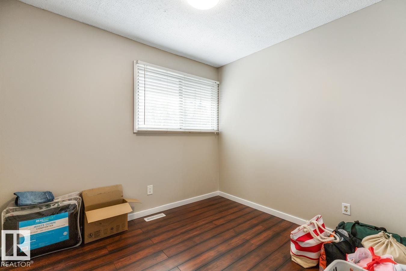 6303 89 Avenue Nw, Edmonton, AB - Indoor
