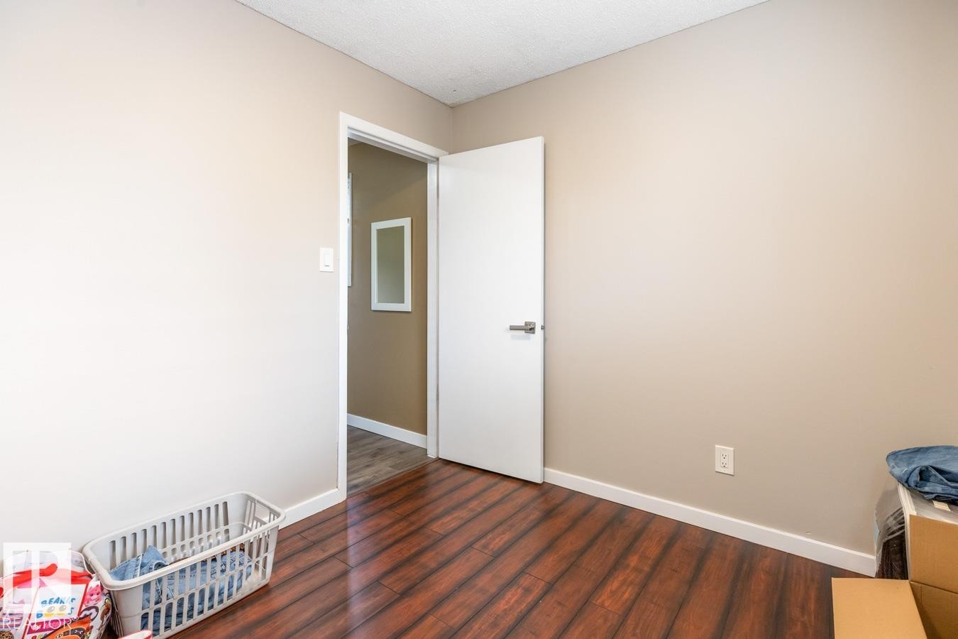 6303 89 Avenue Nw, Edmonton, AB - Indoor