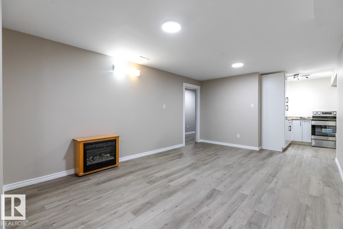 6303 89 Avenue Nw, Edmonton, AB - Indoor