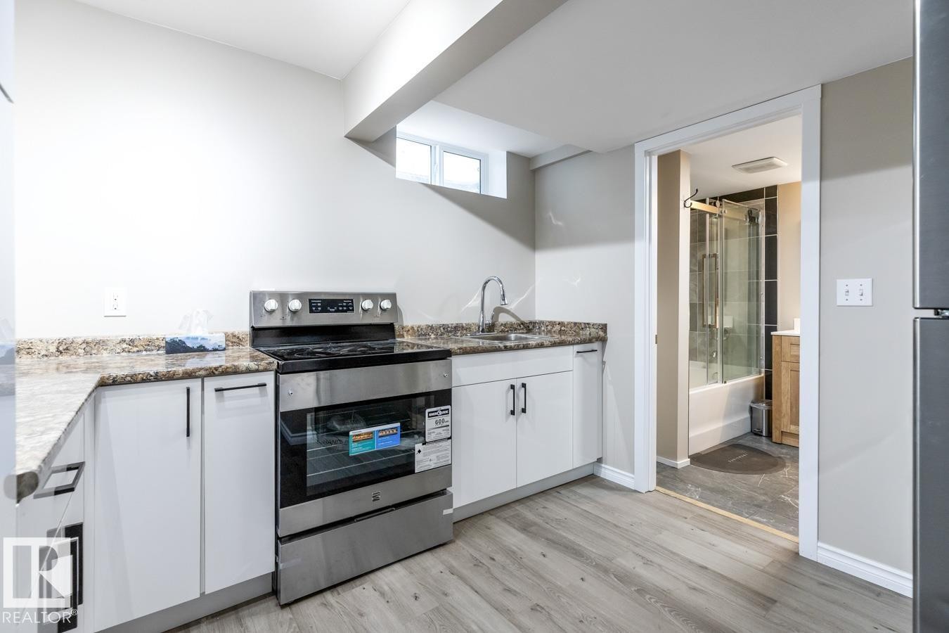 6303 89 Avenue Nw, Edmonton, AB - Indoor Photo Showing Kitchen