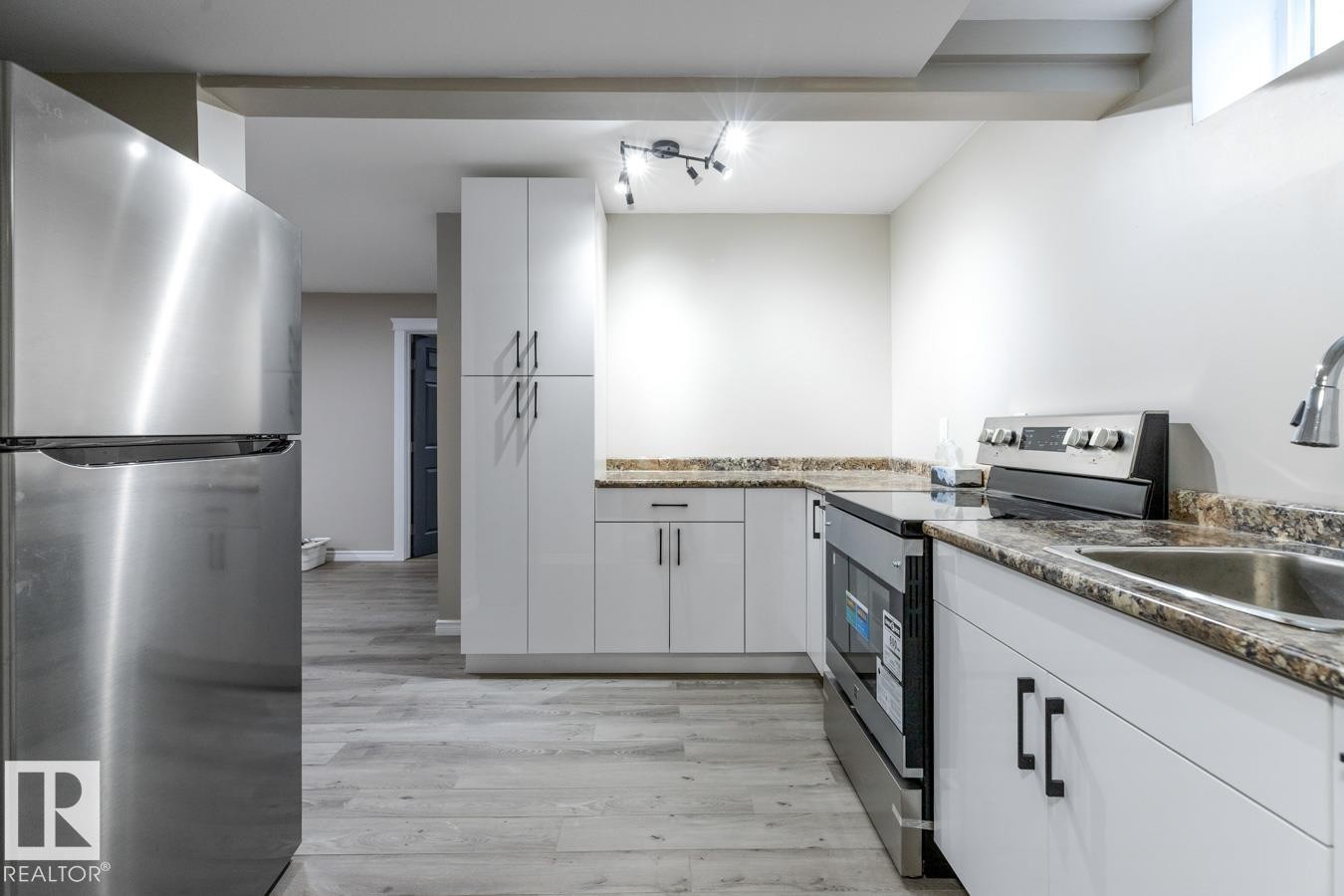 6303 89 Avenue Nw, Edmonton, AB - Indoor Photo Showing Kitchen