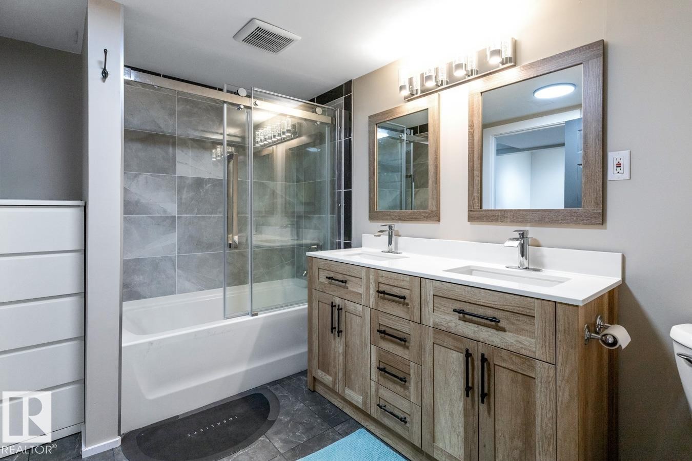 6303 89 Avenue Nw, Edmonton, AB - Indoor Photo Showing Bathroom
