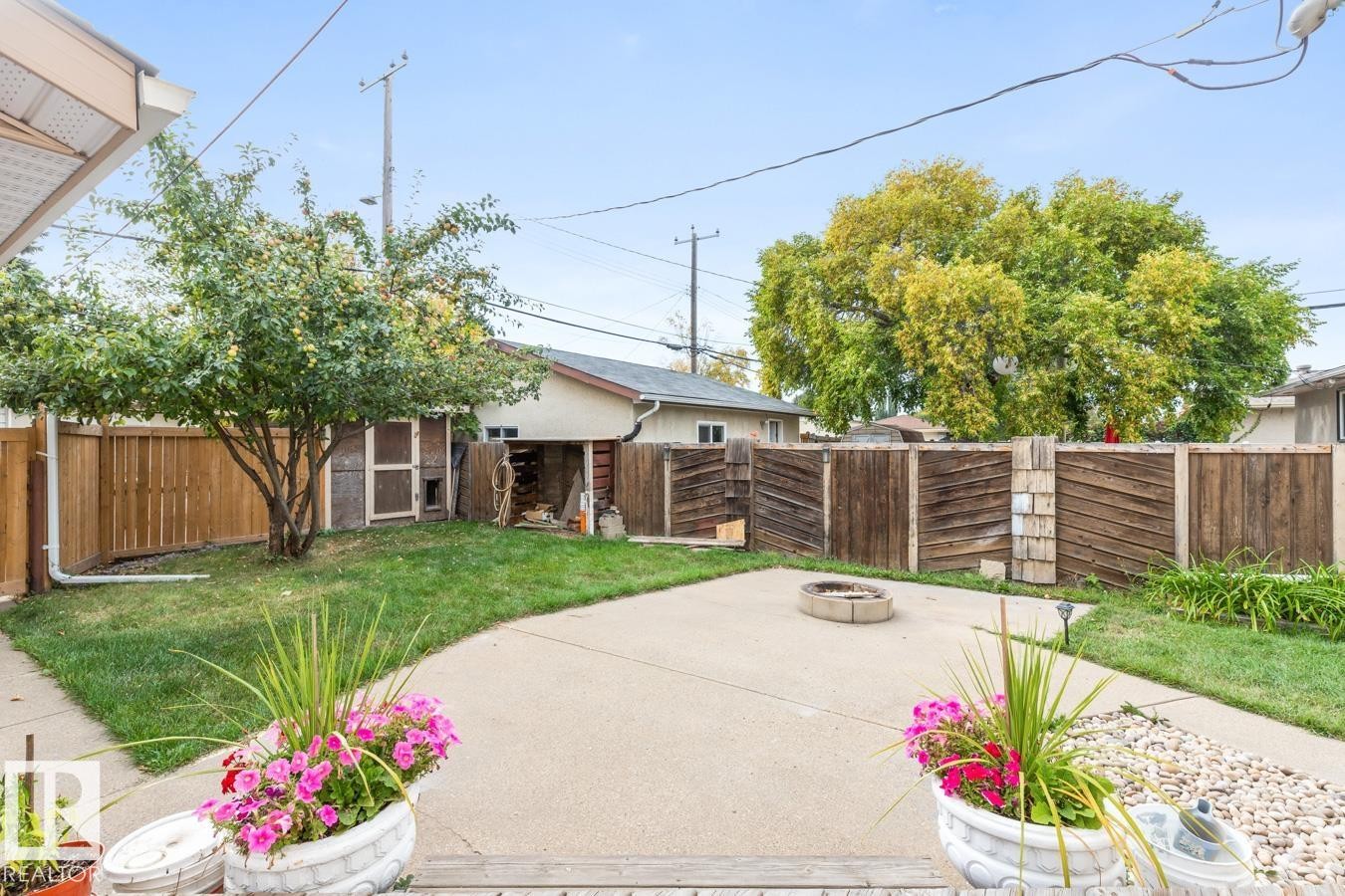 6303 89 Avenue Nw, Edmonton, AB - Outdoor