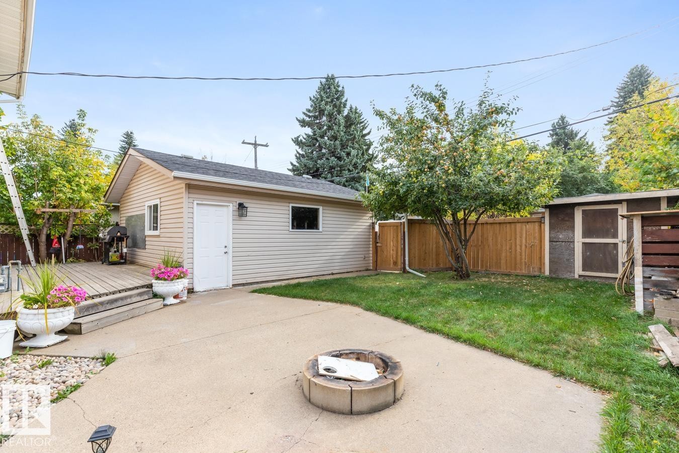 6303 89 Avenue Nw, Edmonton, AB - Outdoor