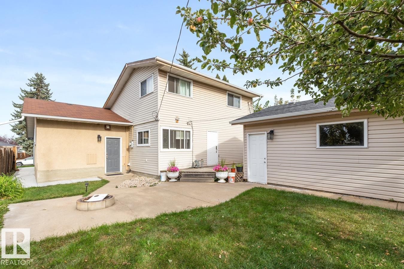 6303 89 Avenue Nw, Edmonton, AB - Outdoor