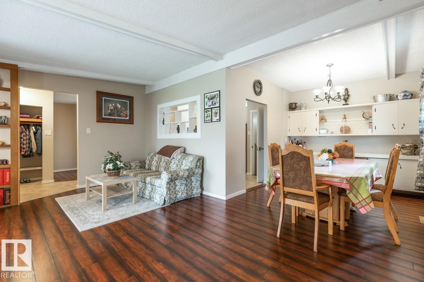 6303 89 Avenue Nw, Edmonton, AB - Indoor