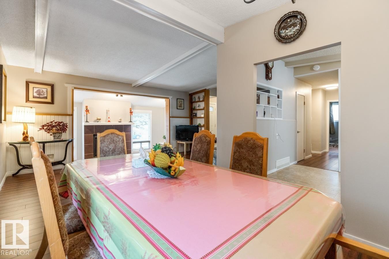 6303 89 Avenue Nw, Edmonton, AB - Indoor Photo Showing Dining Room