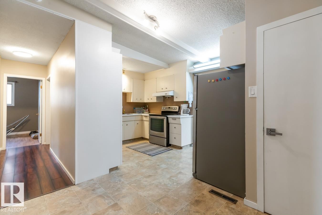 6303 89 Avenue Nw, Edmonton, AB - Indoor Photo Showing Kitchen