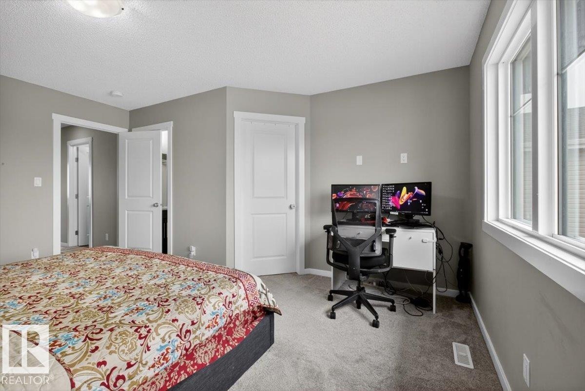 Carpeted room with neutral gray walls and white trim - 223 40A Avenue, Edmonton, AB - Indoor