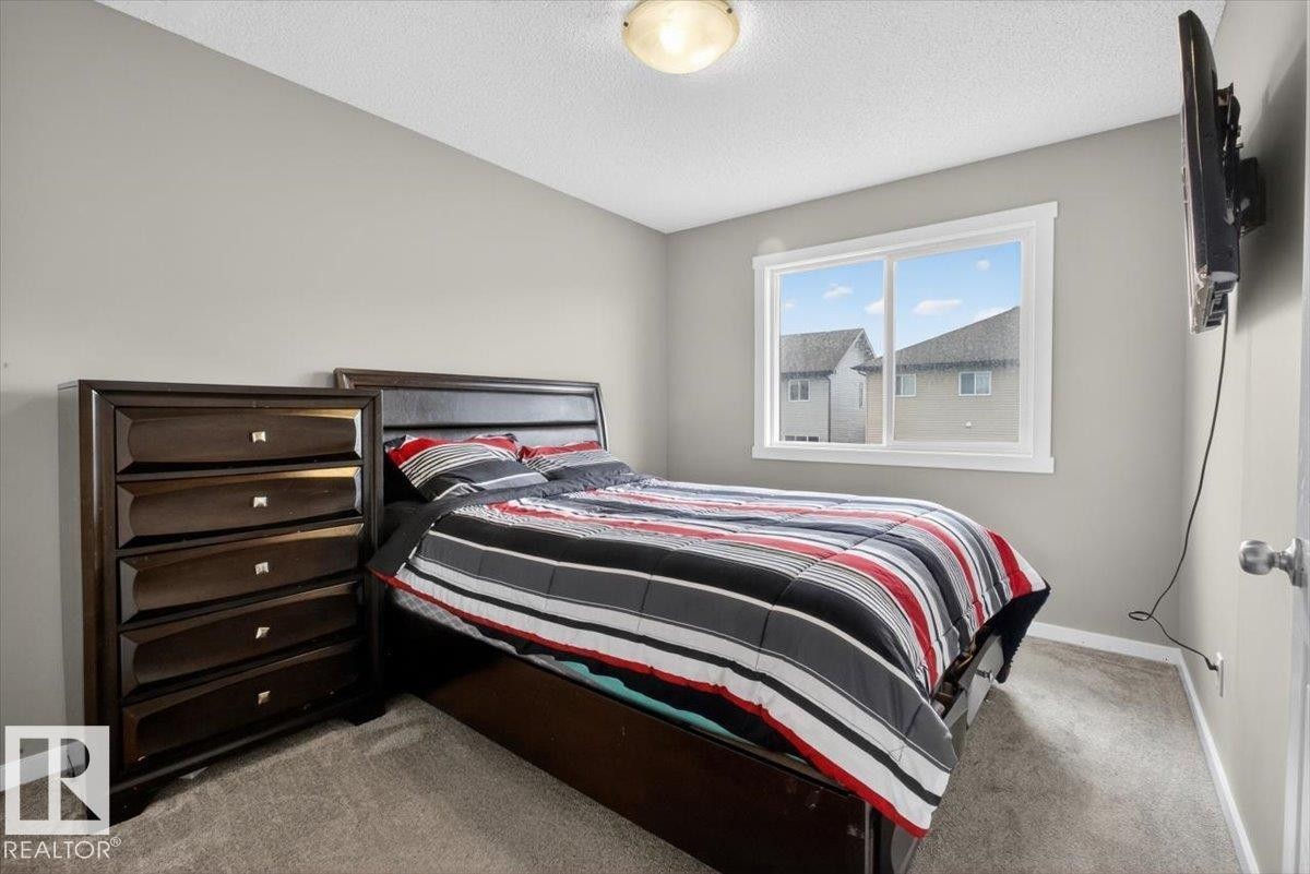 Bedroom with neutral wall color and textured carpeting - 223 40A Avenue, Edmonton, AB - Indoor Photo Showing Bedroom