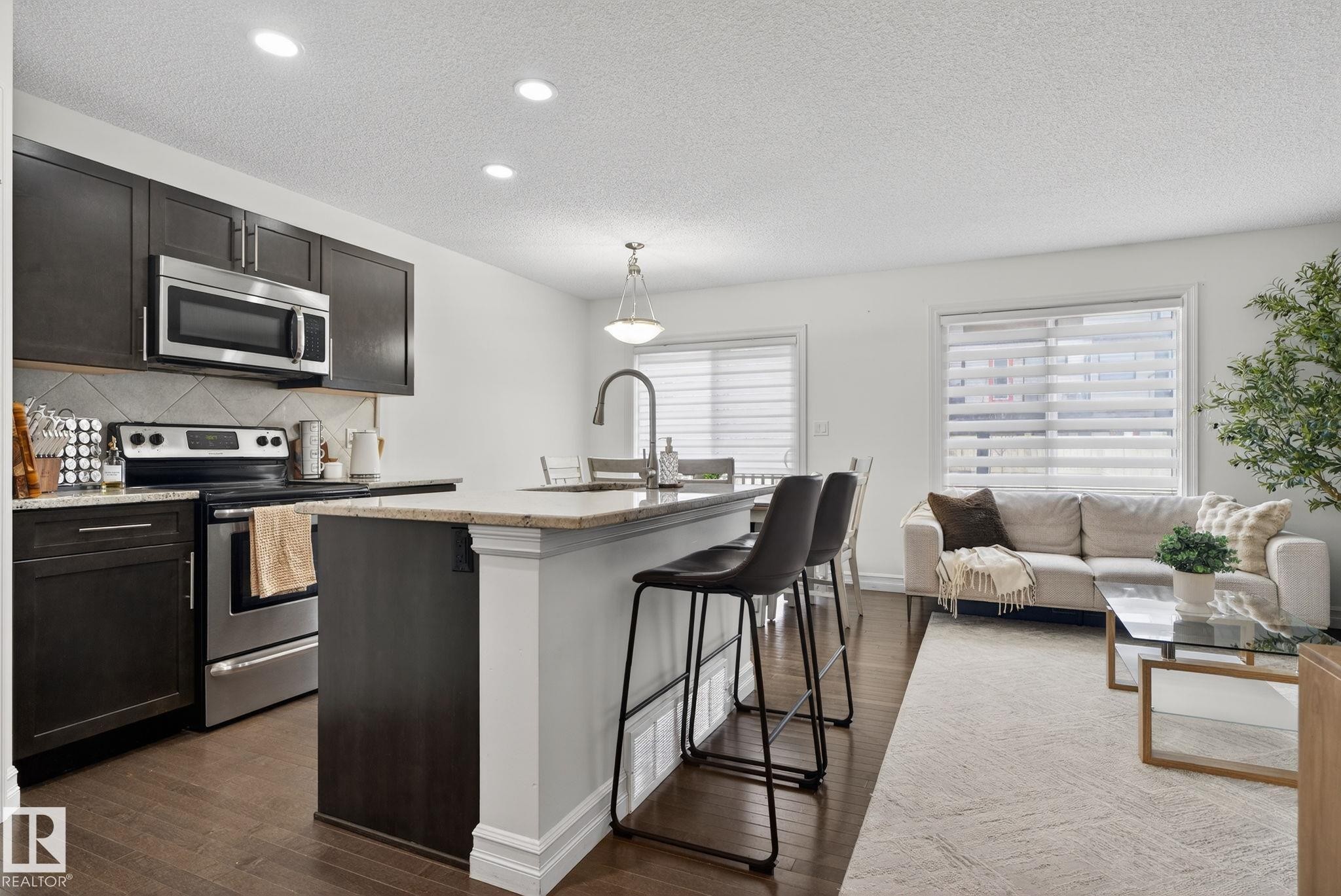 1014 162 St Sw, Edmonton, AB - Indoor Photo Showing Kitchen With Upgraded Kitchen
