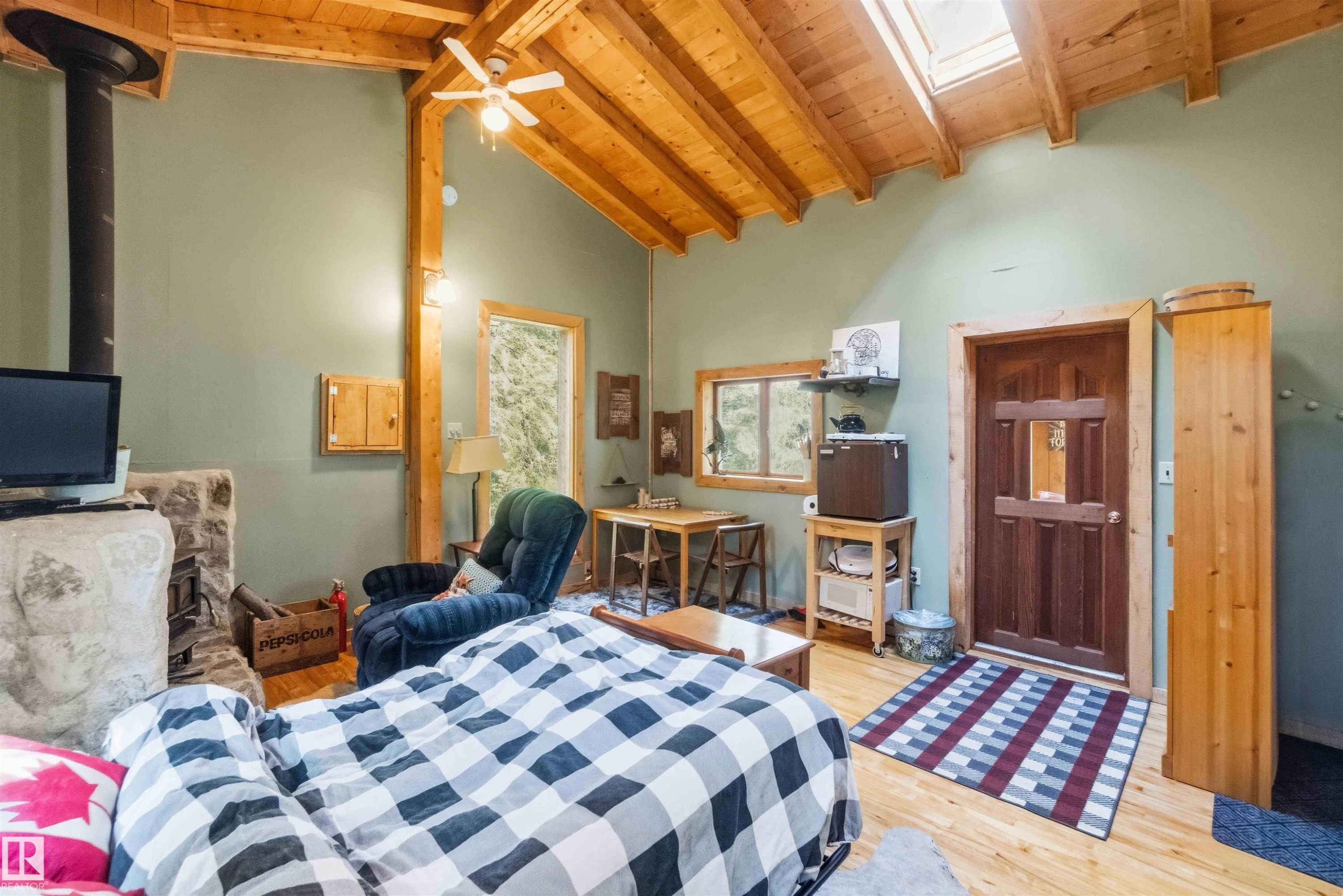 Vaulted wood-plank ceilings with exposed beams - #17 A 15031 Twp Road 462, Rural Wetaskiwin County, AB - Indoor