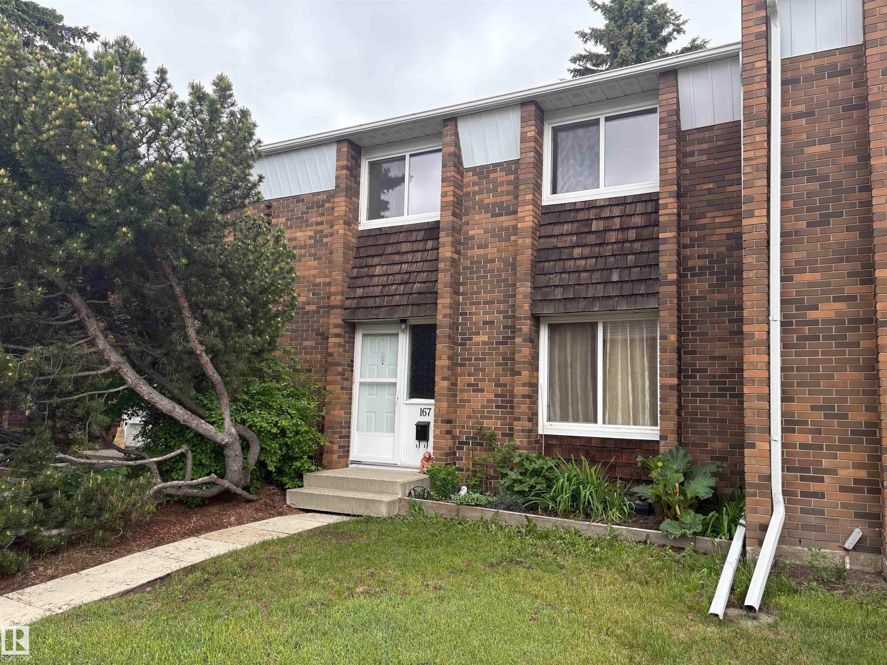 Brick facade townhouse with a shingle-clad second-story exterior - 167 Ridgewood, St. Albert, AB - Outdoor