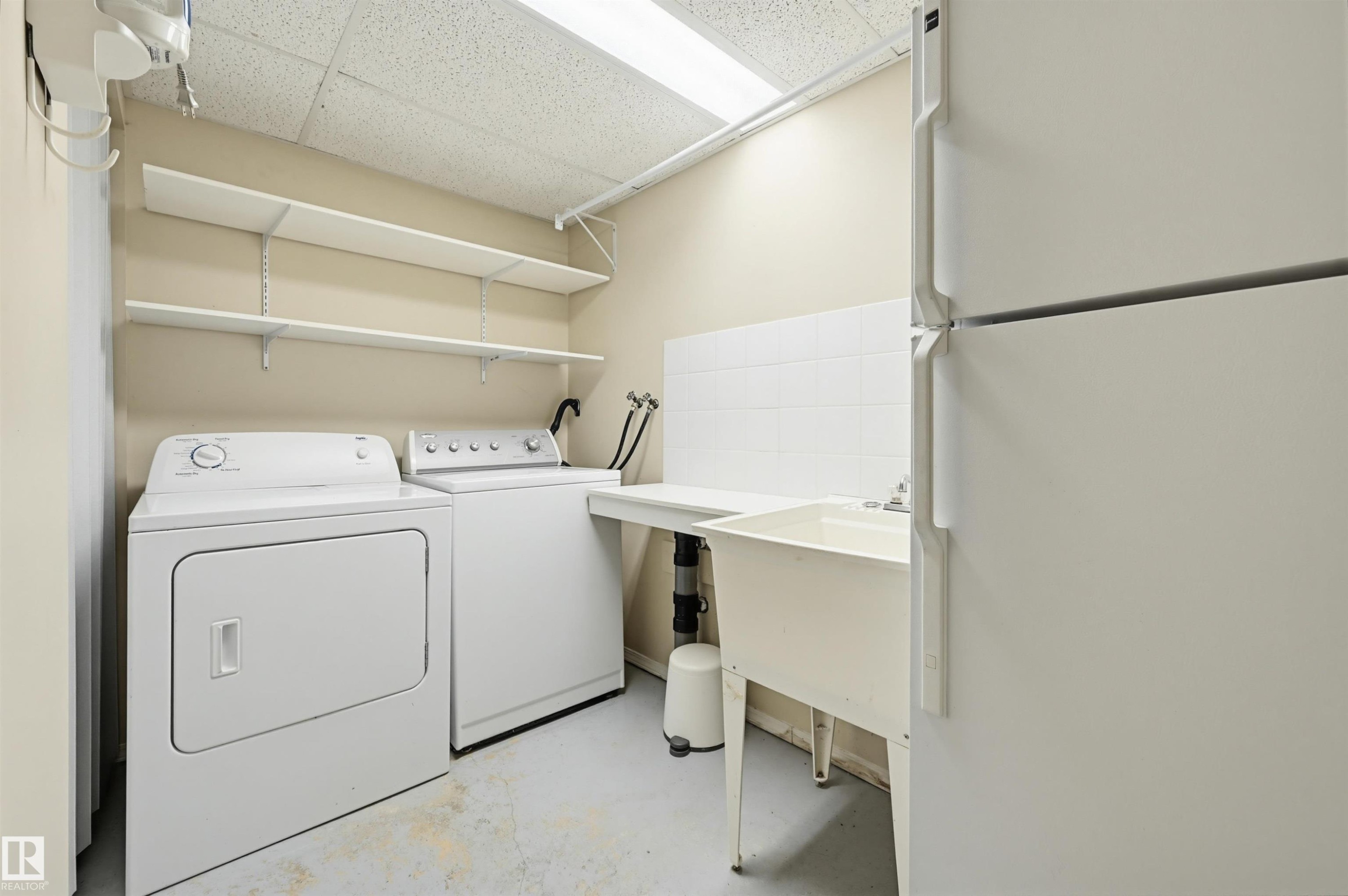 817 Erin Place, Edmonton, AB - Indoor Photo Showing Laundry Room