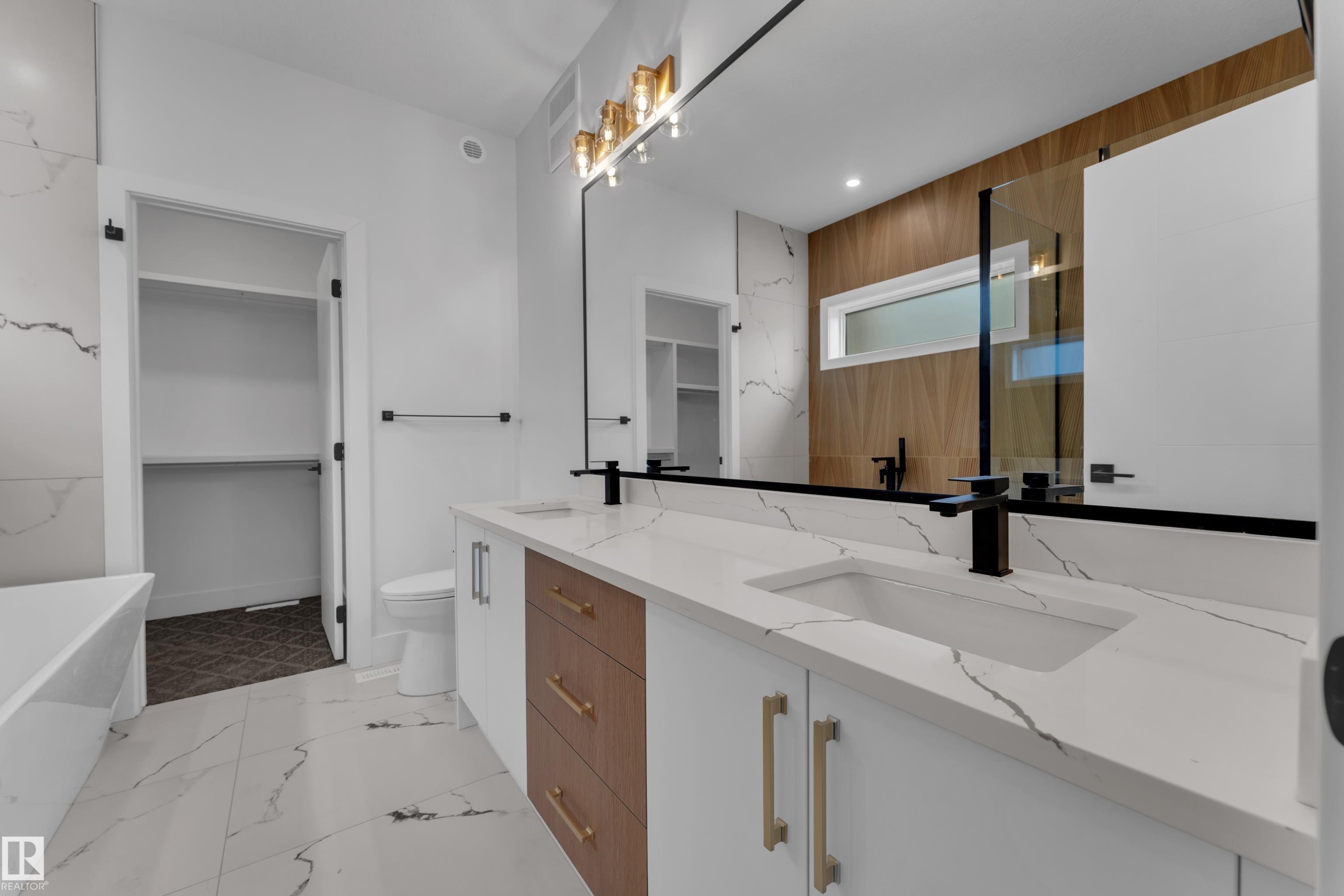 6111 Crawford Drive, Edmonton, AB - Indoor