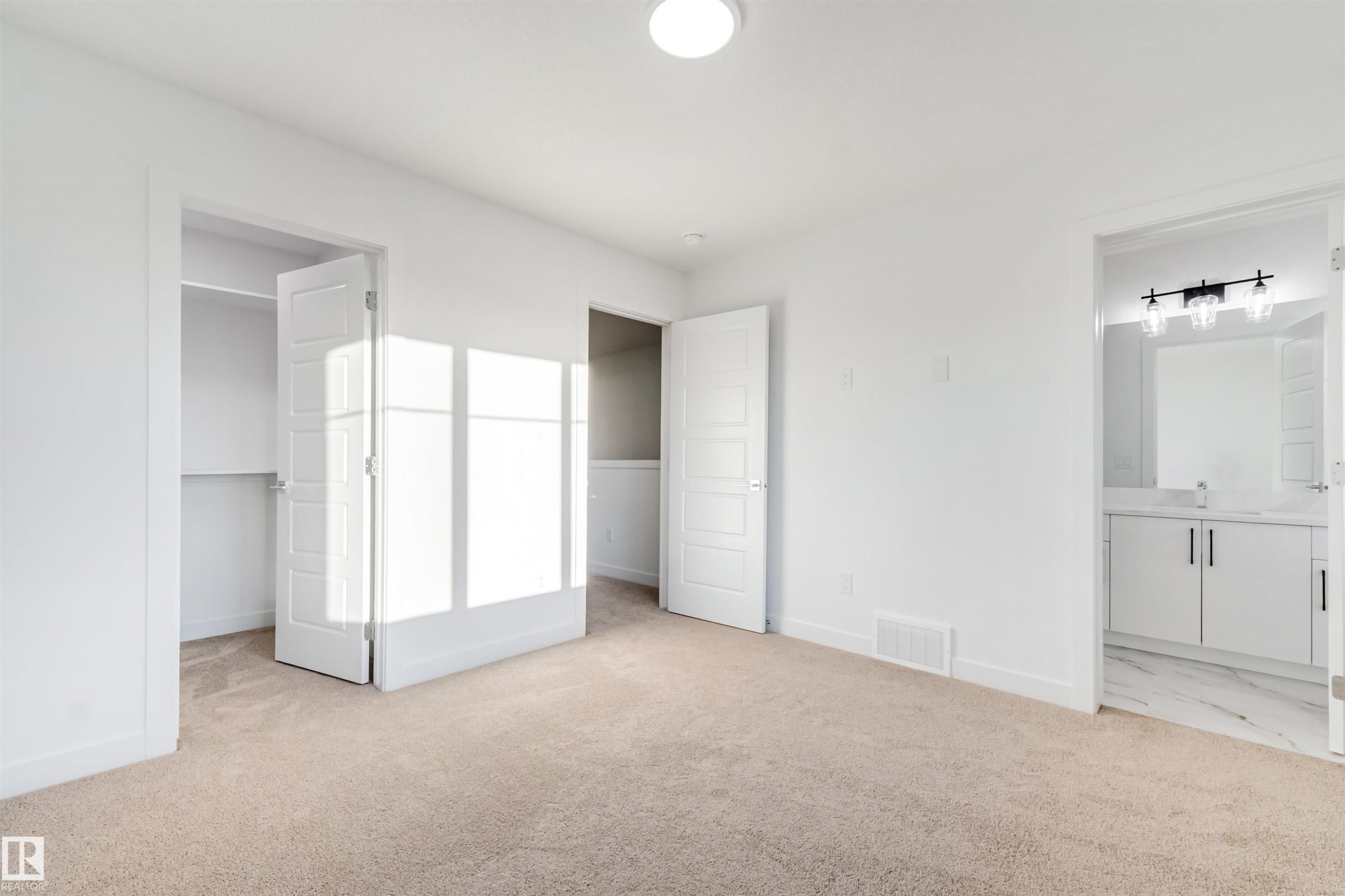 Neutral tone-on-tone carpet flooring - 1511 211 Street Nw, Edmonton, AB