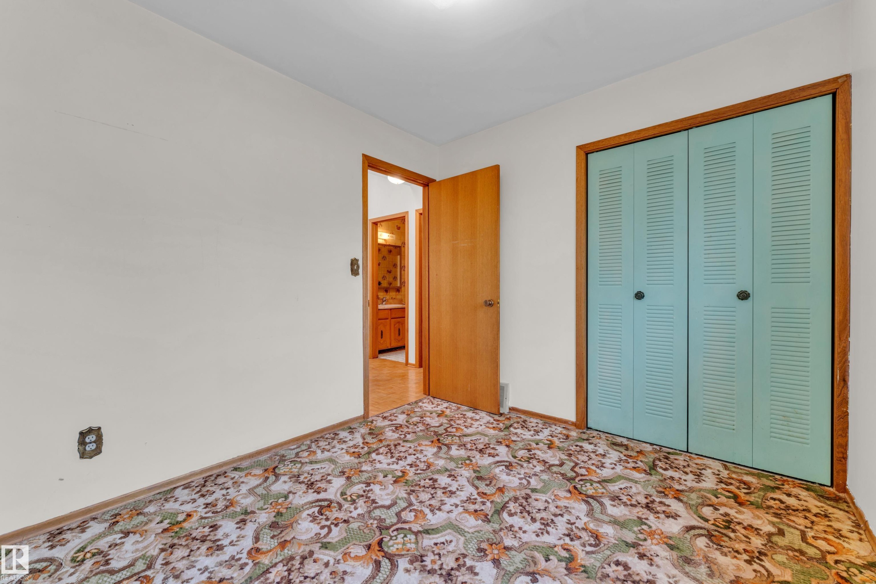 Interior room featuring light-colored walls and patterned carpet flooring - 10819 54 Avenue, Edmonton, AB