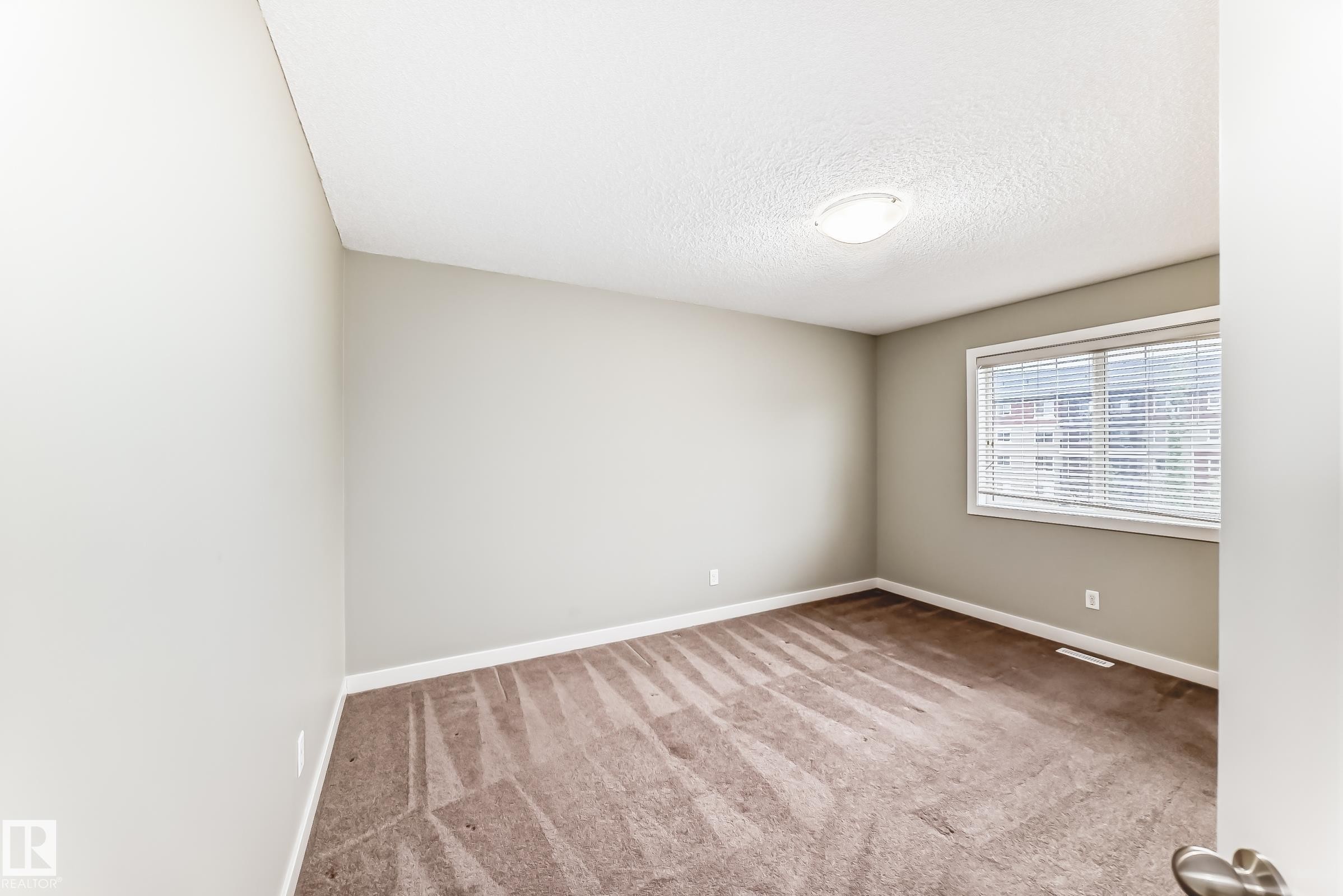 #47 12004 22 Av Sw, Edmonton, AB - Indoor Photo Showing Other Room