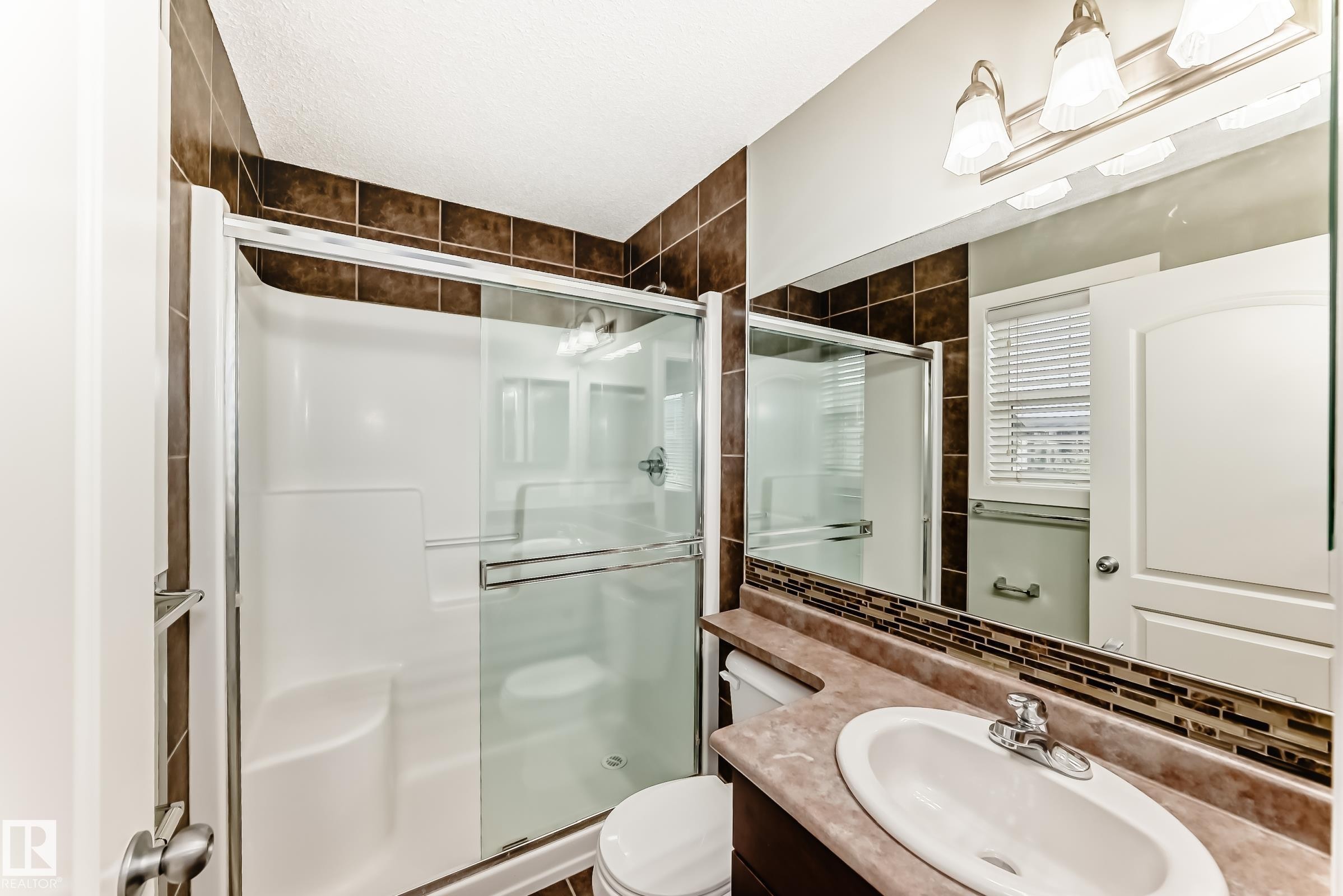 #47 12004 22 Av Sw, Edmonton, AB - Indoor Photo Showing Bathroom