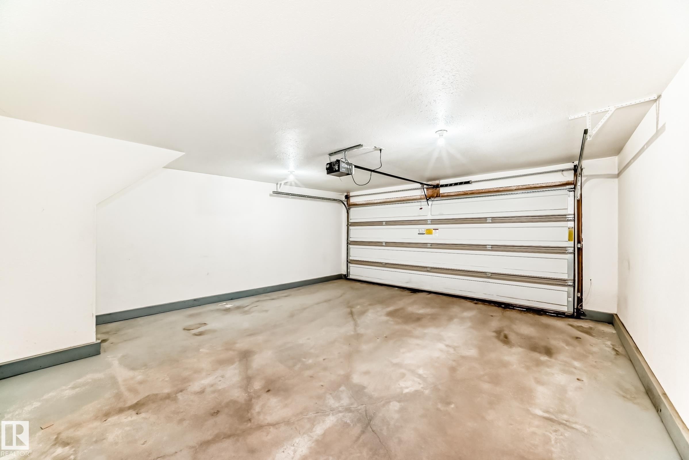 #47 12004 22 Av Sw, Edmonton, AB - Indoor Photo Showing Garage