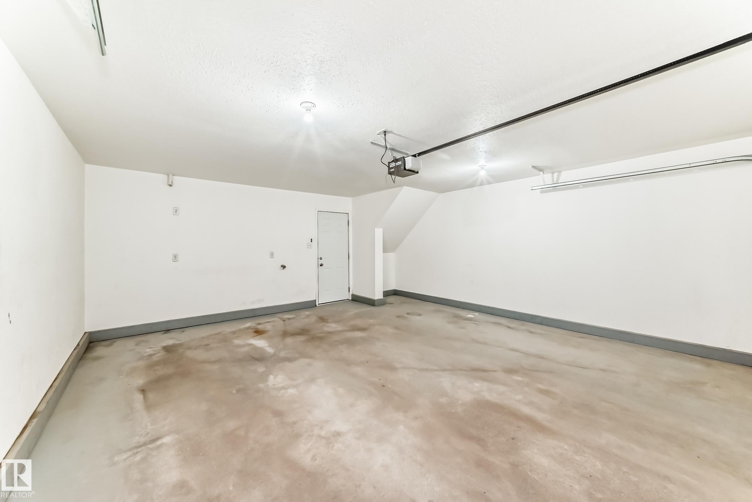 #47 12004 22 Av Sw, Edmonton, AB - Indoor Photo Showing Garage
