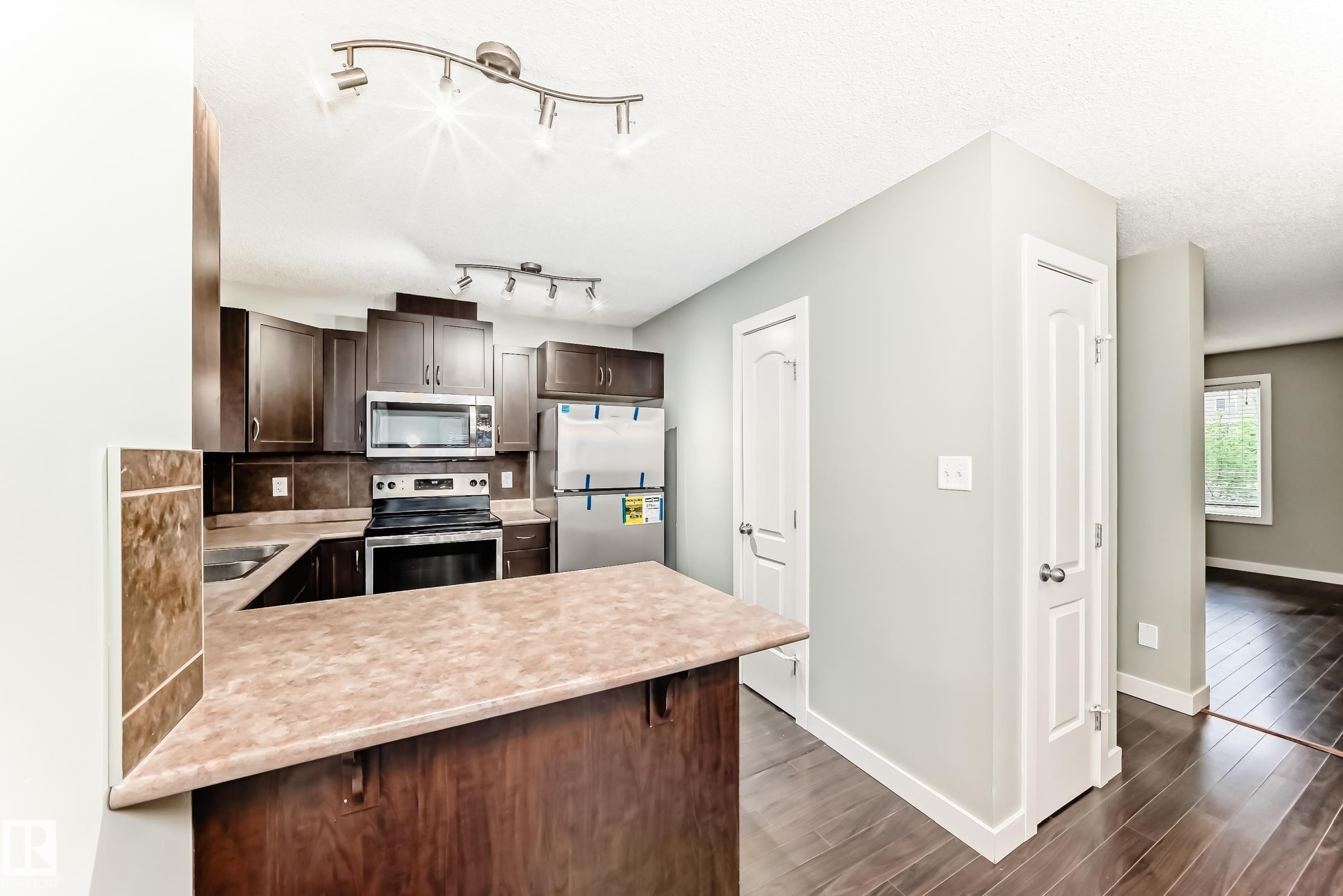 #47 12004 22 Av Sw, Edmonton, AB - Indoor Photo Showing Kitchen