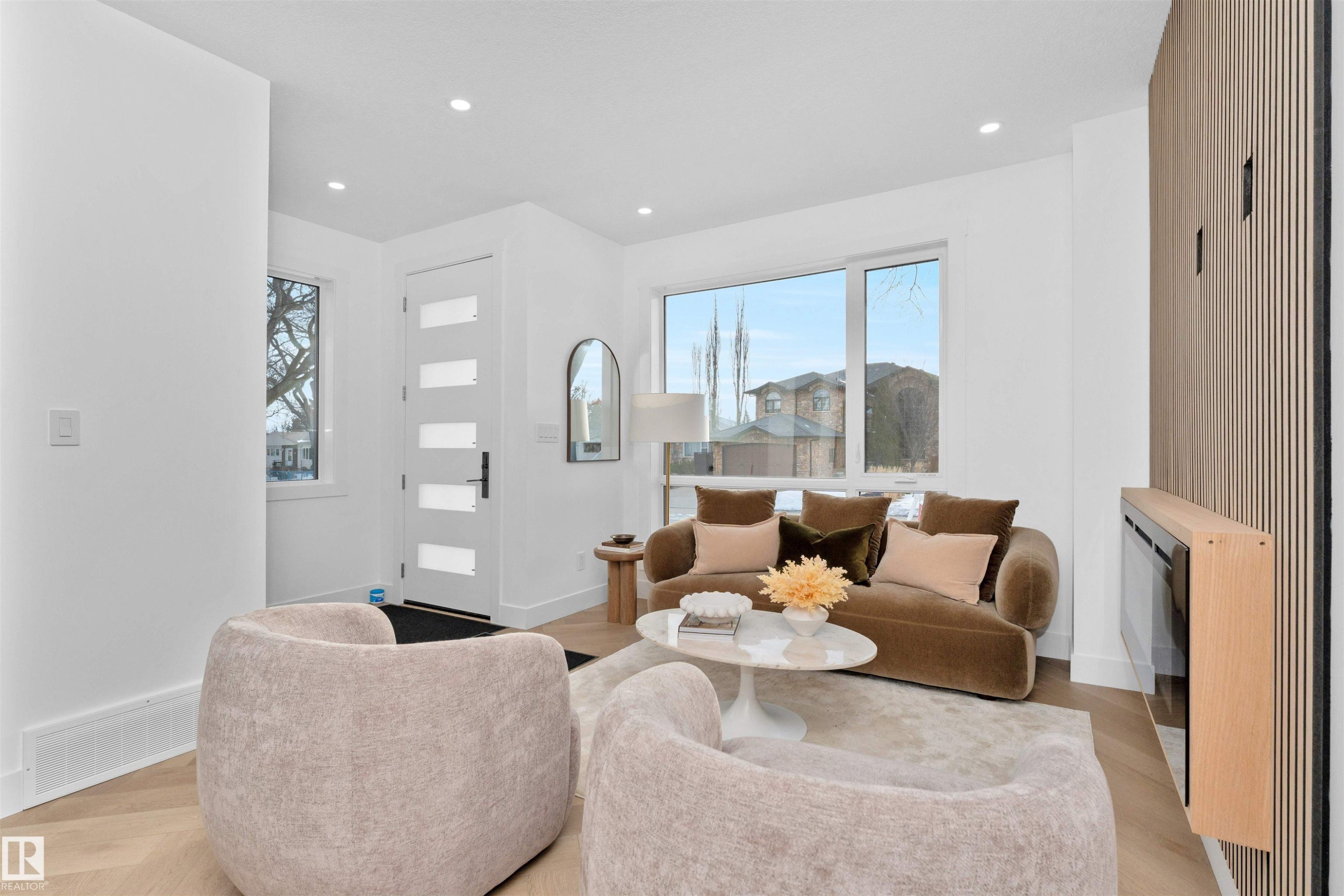 9624 86 Street Nw, Edmonton, AB - Indoor