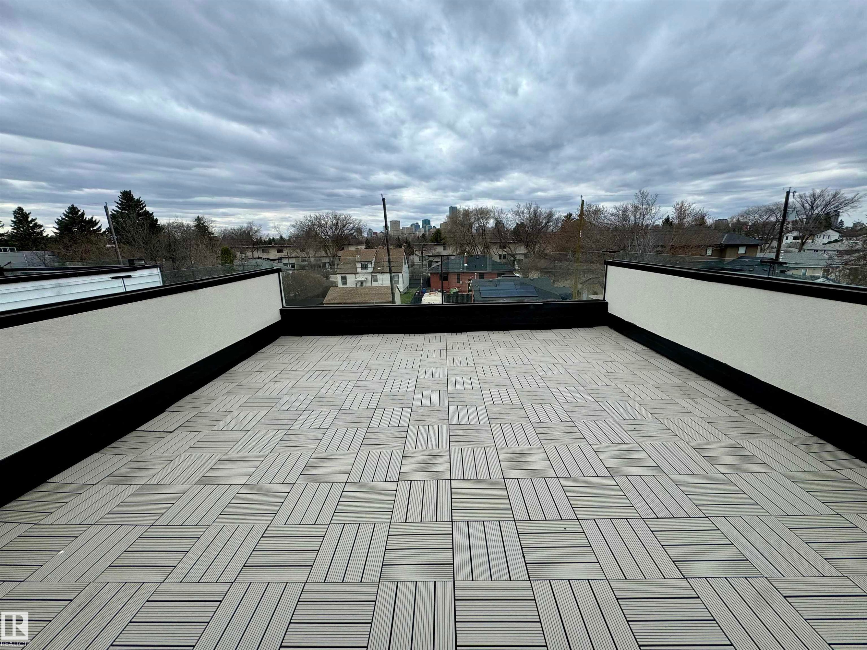UPSTAIRS HAS LOFT/BAR/ROOF TOP DECK WITH CITY VIEWS - 9624 86 Street Nw, Edmonton, AB - Outdoor