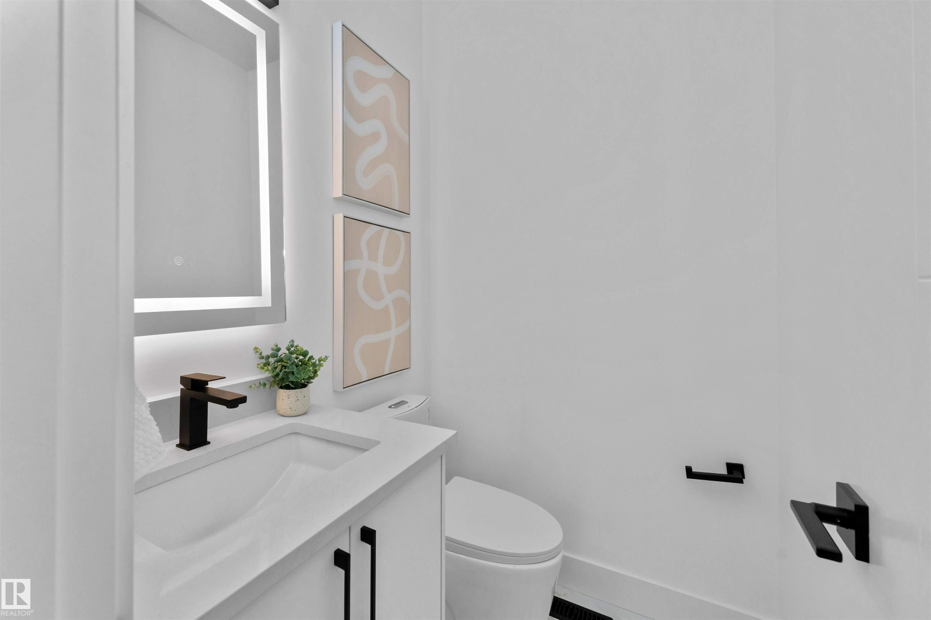 9624 86 Street Nw, Edmonton, AB - Indoor Photo Showing Bathroom