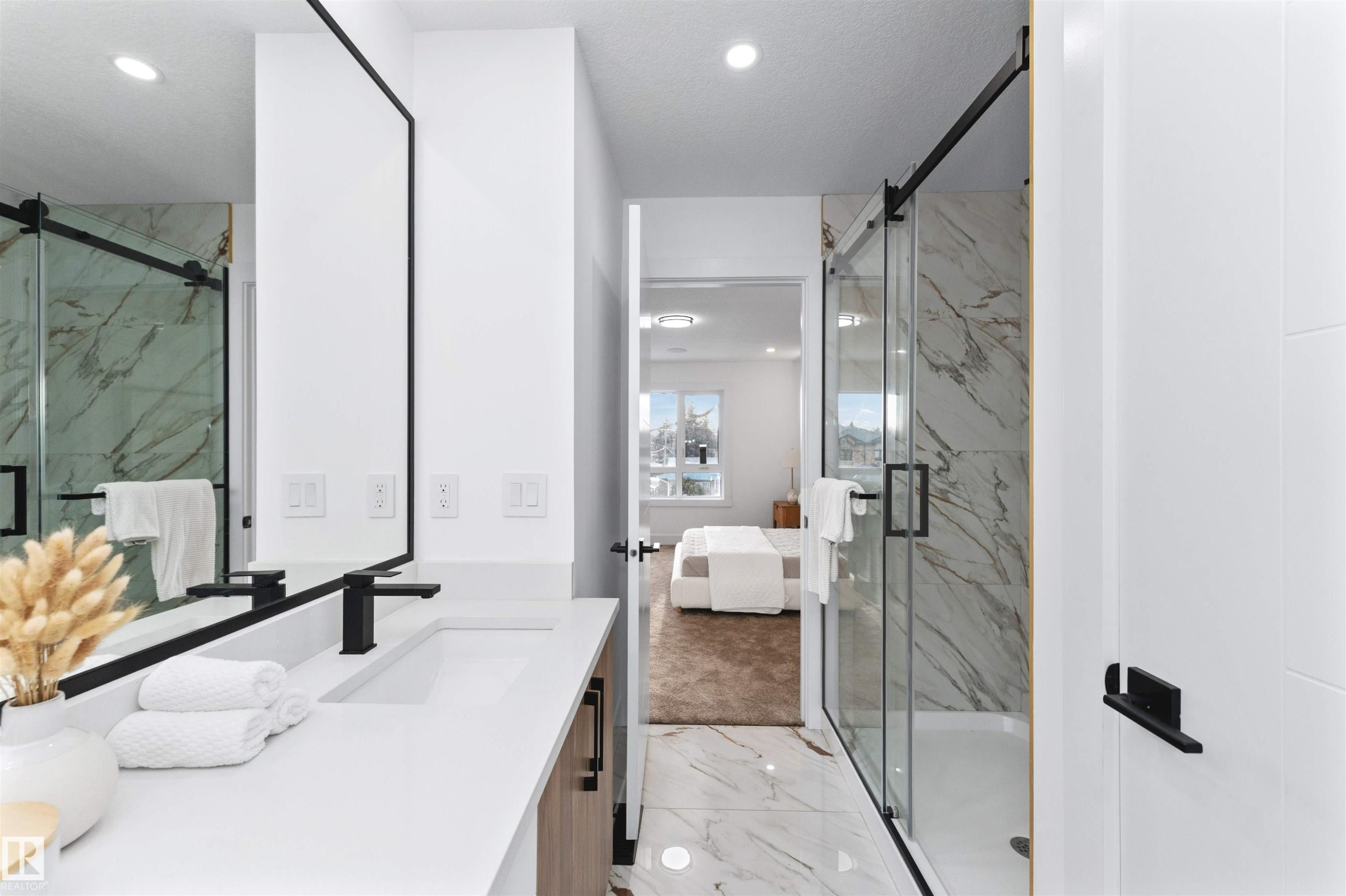 9624 86 Street Nw, Edmonton, AB - Indoor Photo Showing Bathroom