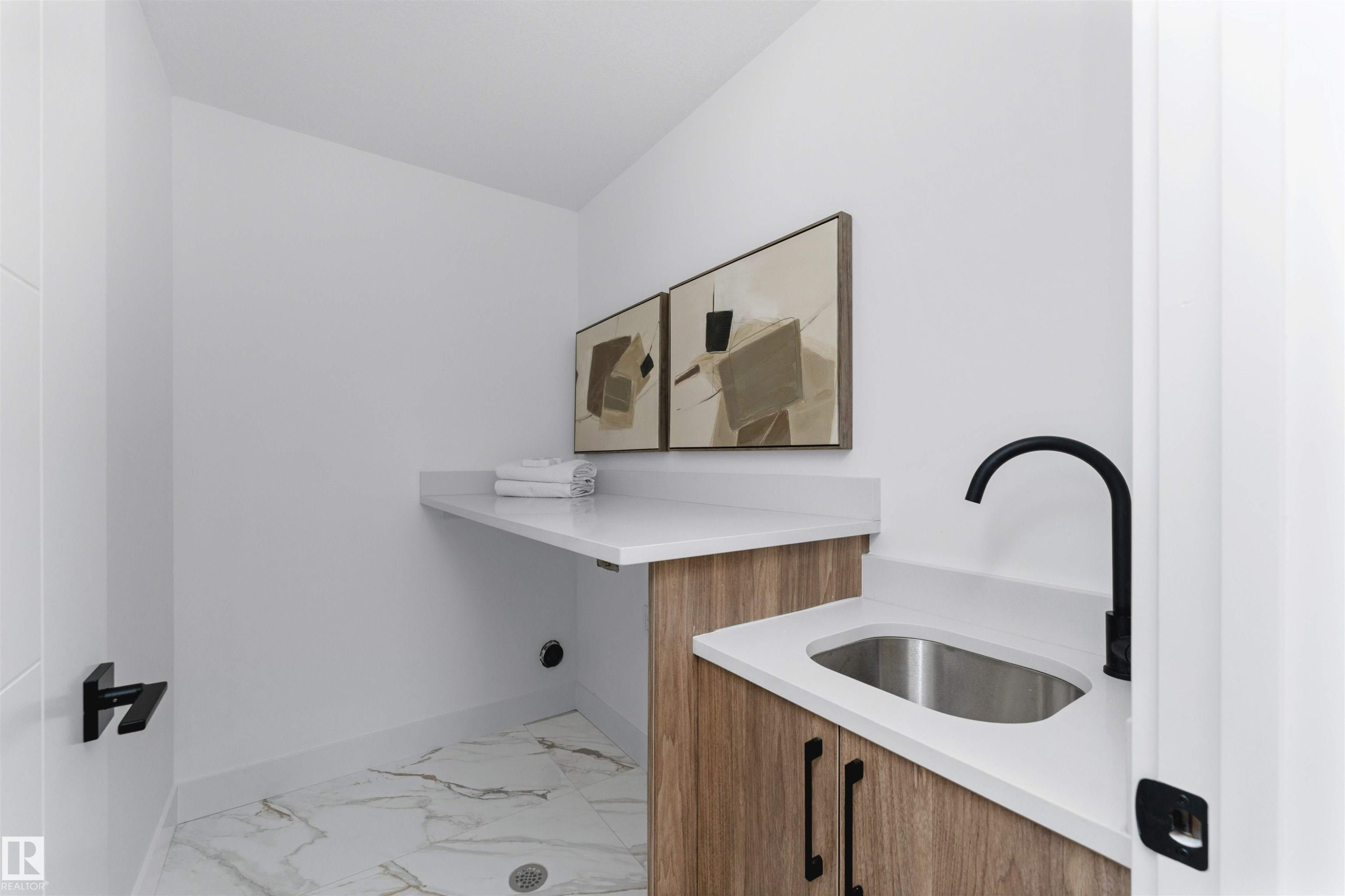 9624 86 Street Nw, Edmonton, AB - Indoor Photo Showing Kitchen