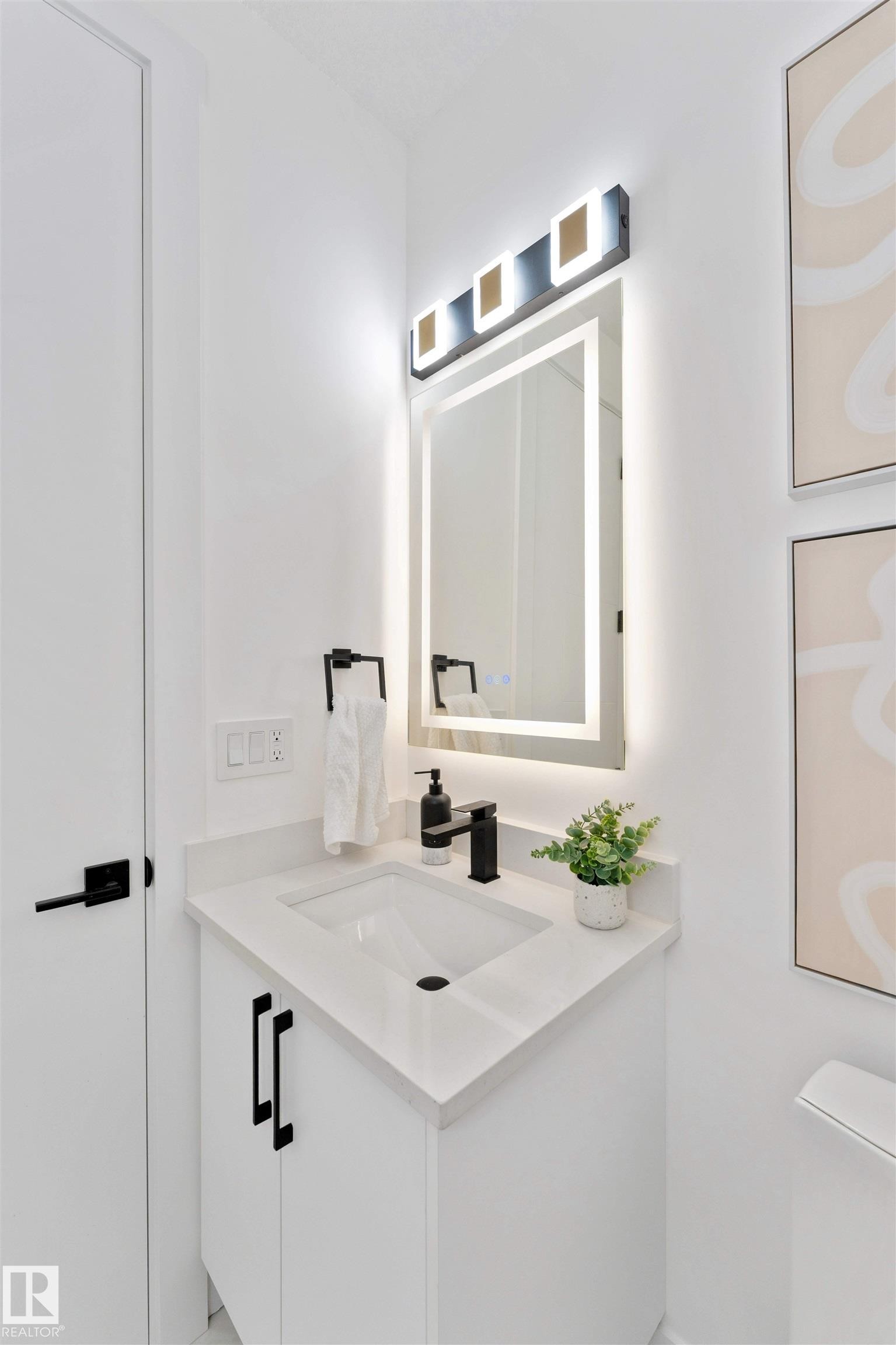 9624 86 Street Nw, Edmonton, AB - Indoor Photo Showing Bathroom