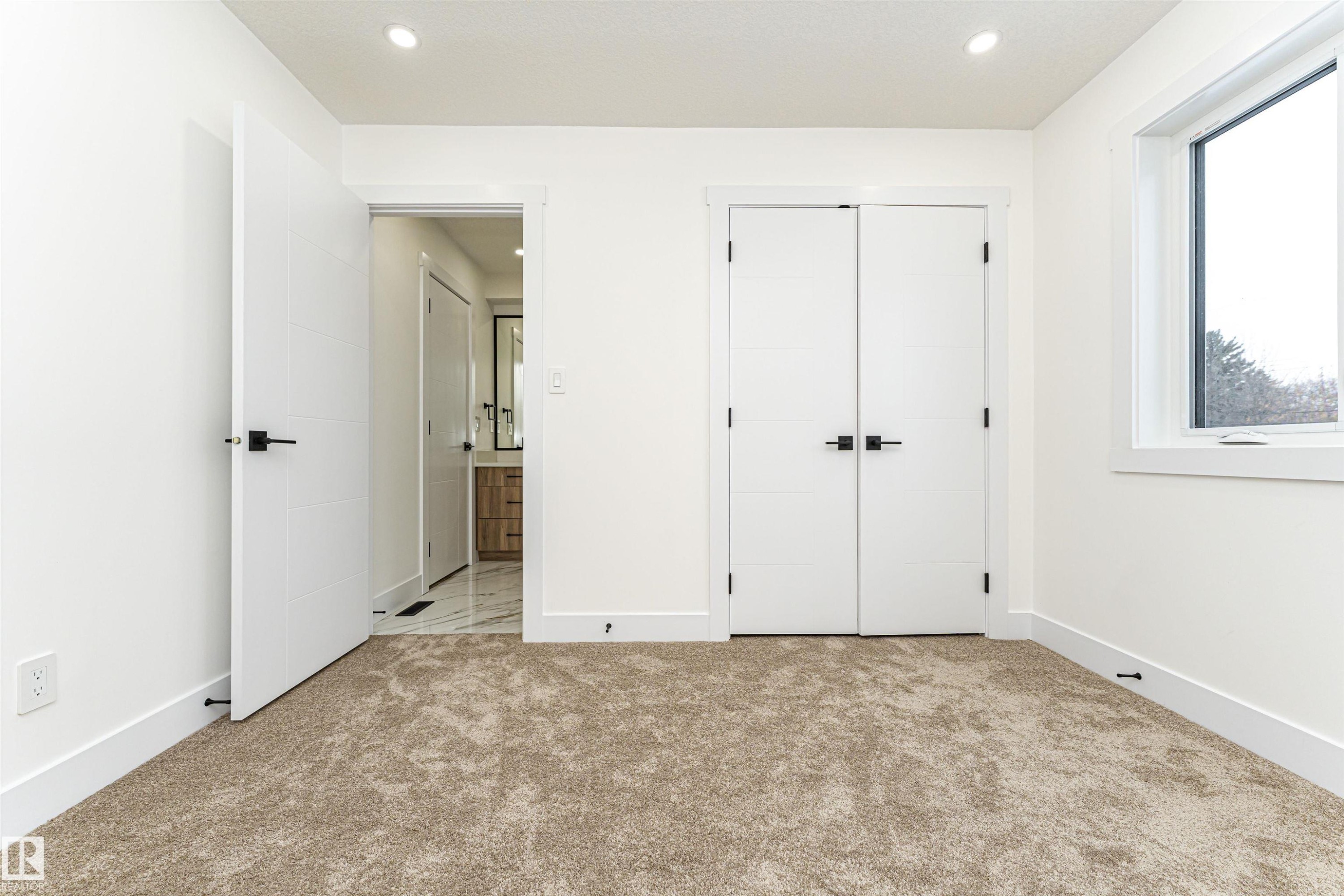 9624 86 Street Nw, Edmonton, AB - Indoor Photo Showing Other Room