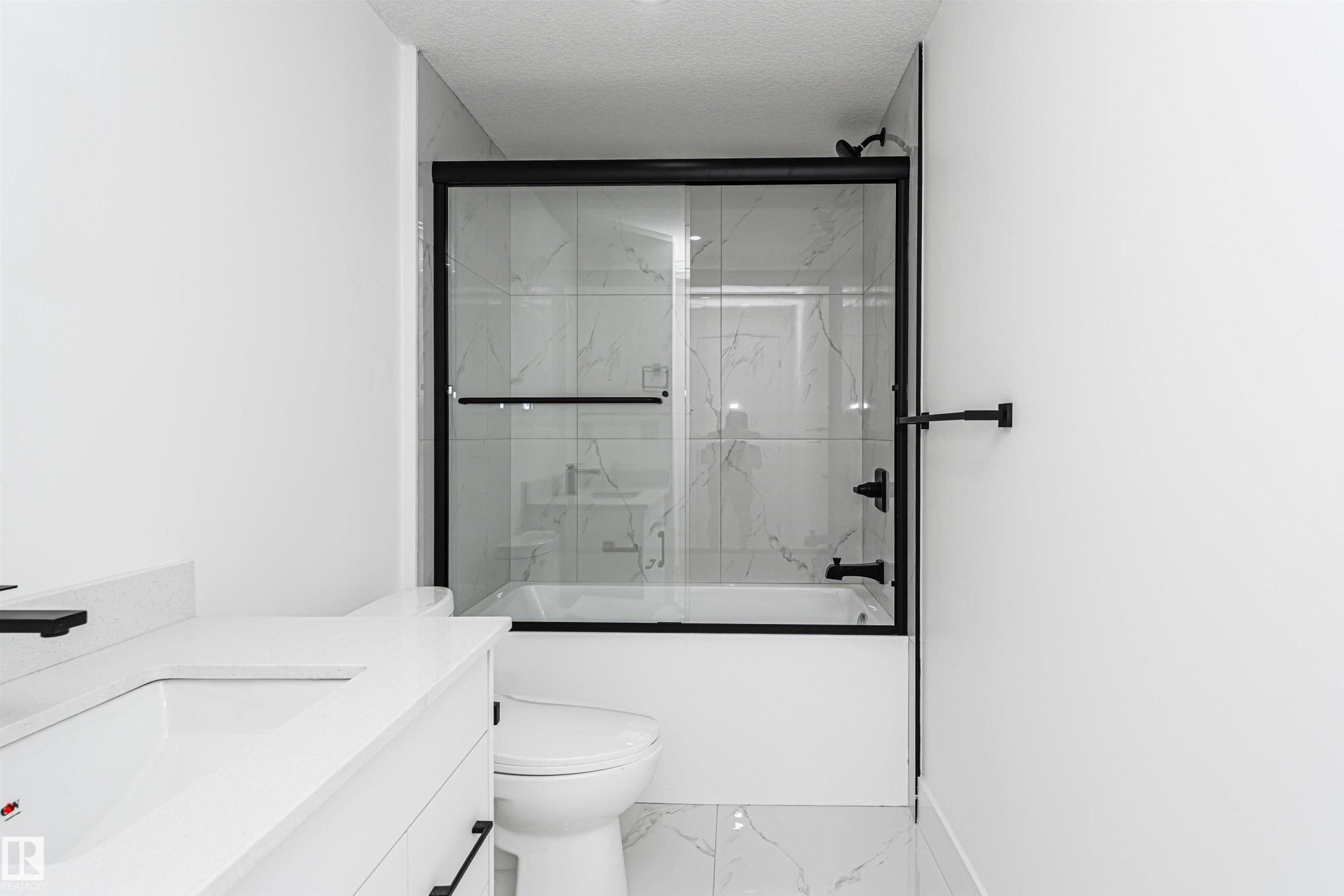 9624 86 Street Nw, Edmonton, AB - Indoor Photo Showing Bathroom