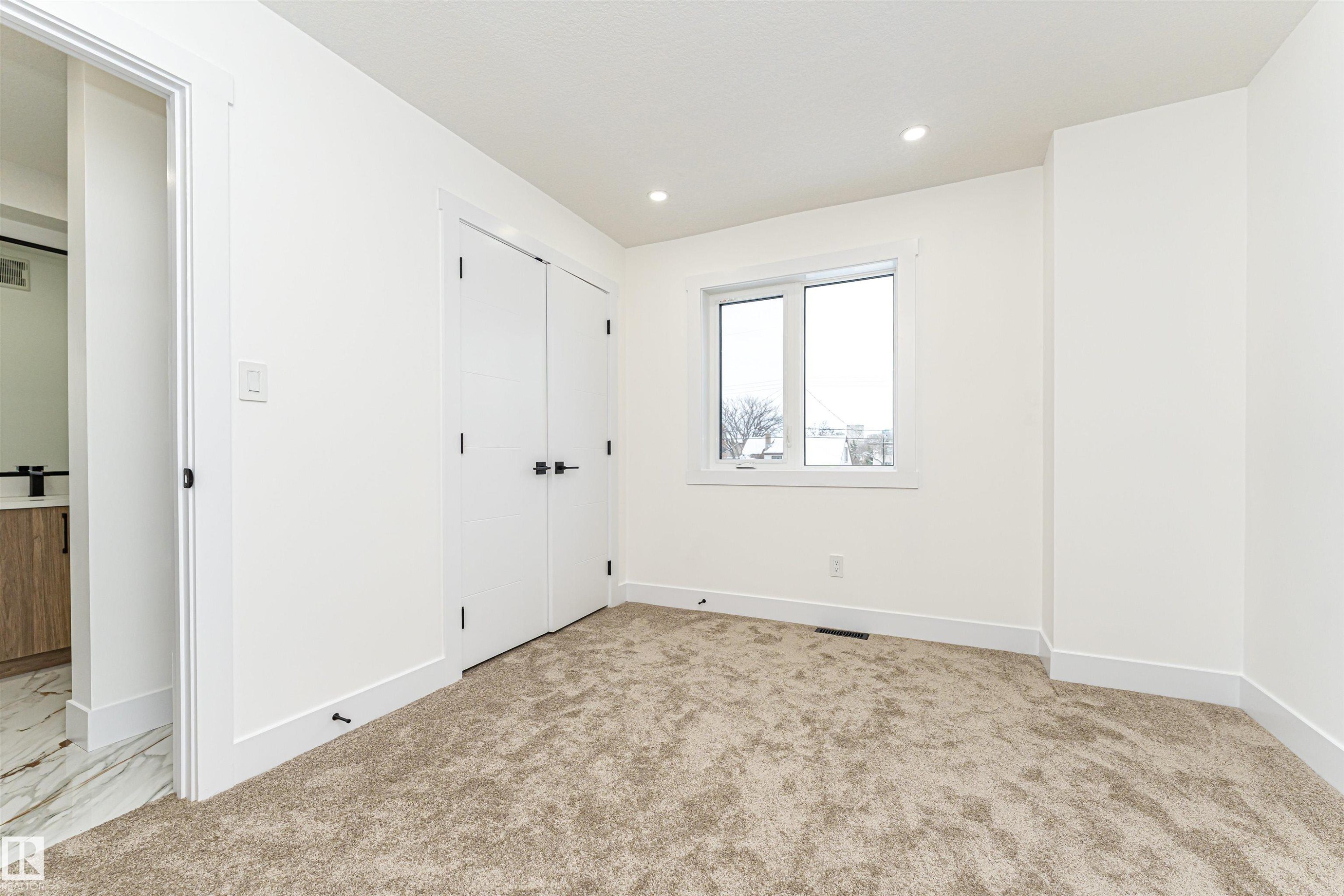 9624 86 Street Nw, Edmonton, AB - Indoor Photo Showing Other Room