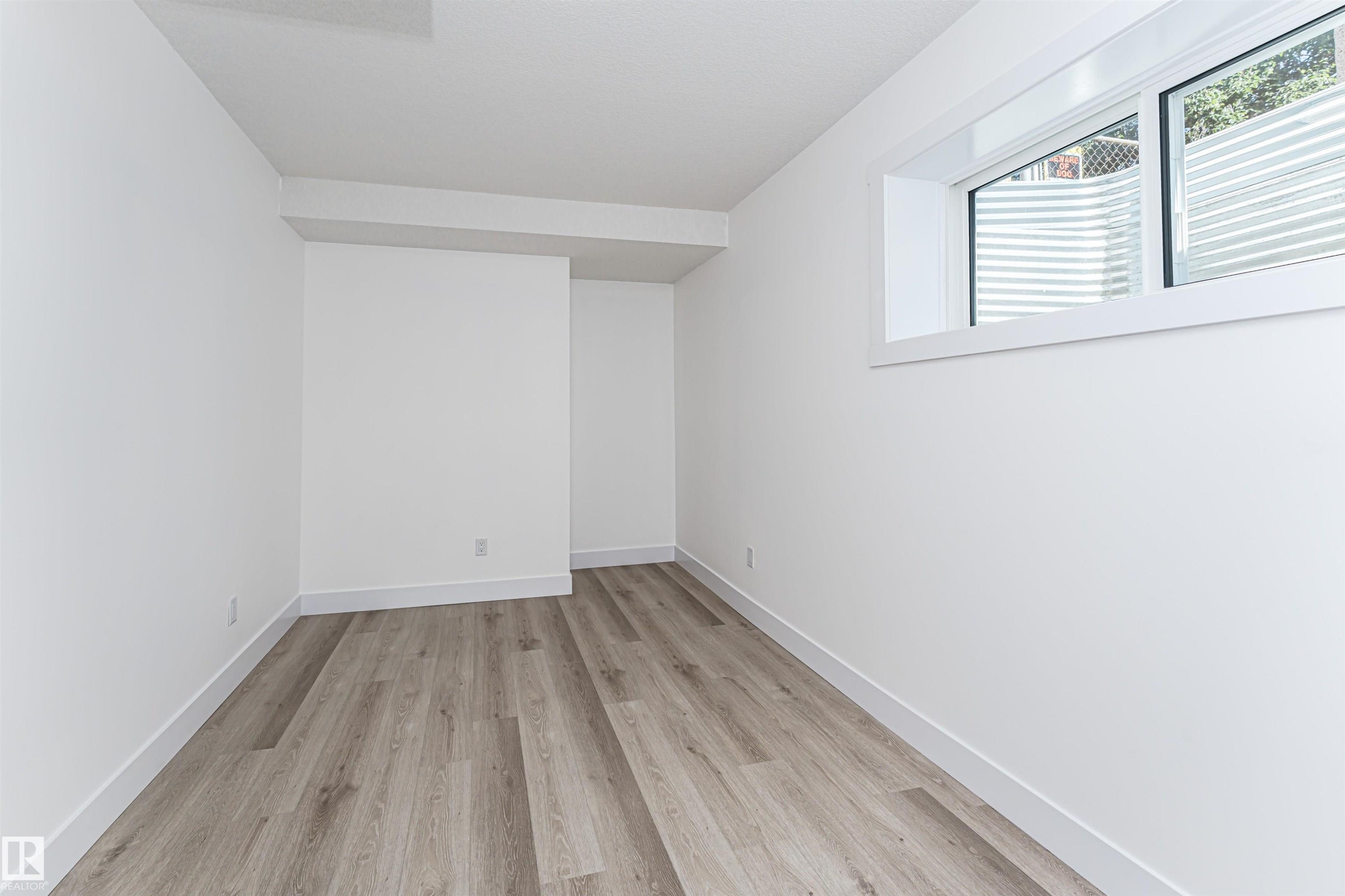 9624 86 Street Nw, Edmonton, AB - Indoor Photo Showing Other Room