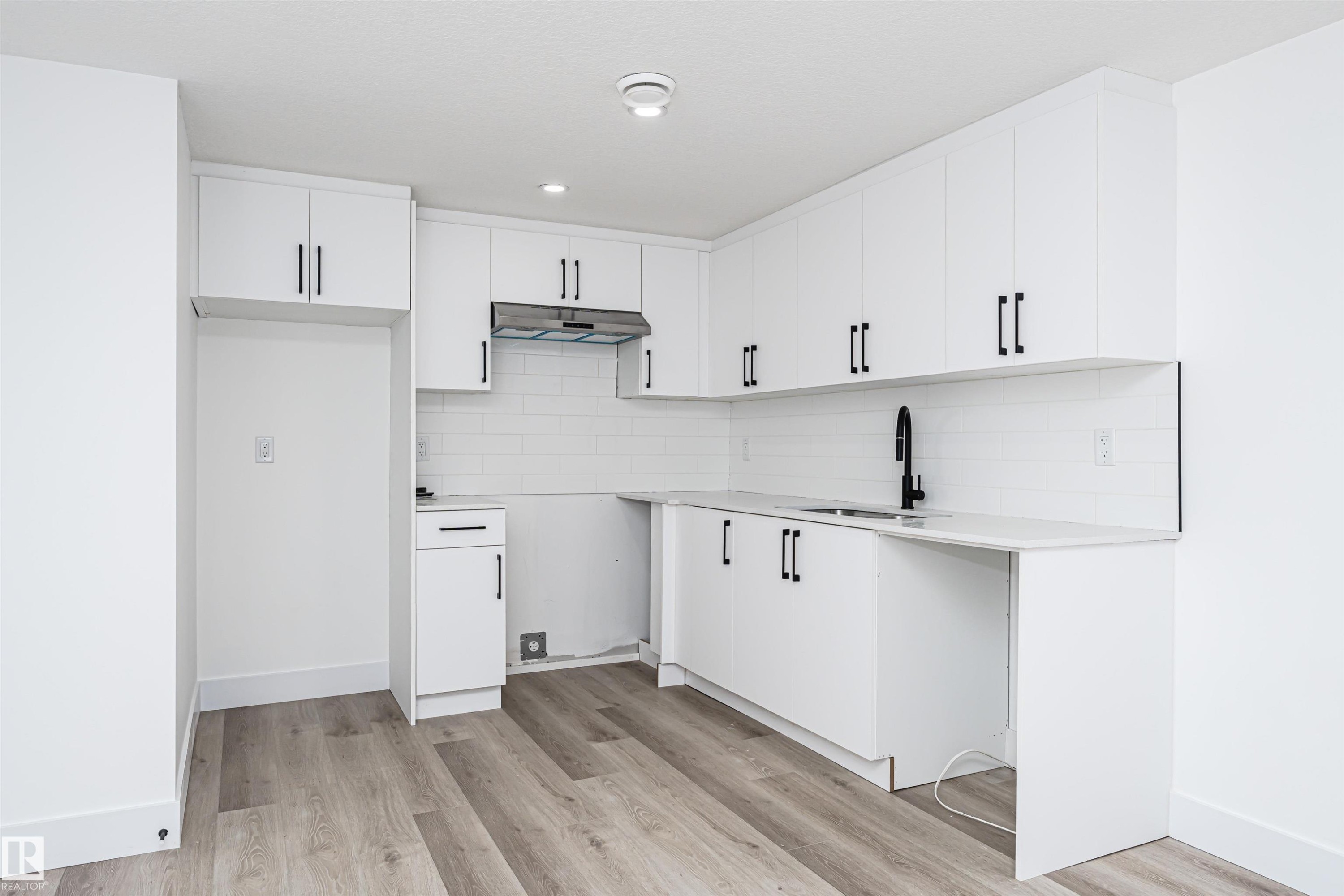 9624 86 Street Nw, Edmonton, AB - Indoor Photo Showing Kitchen