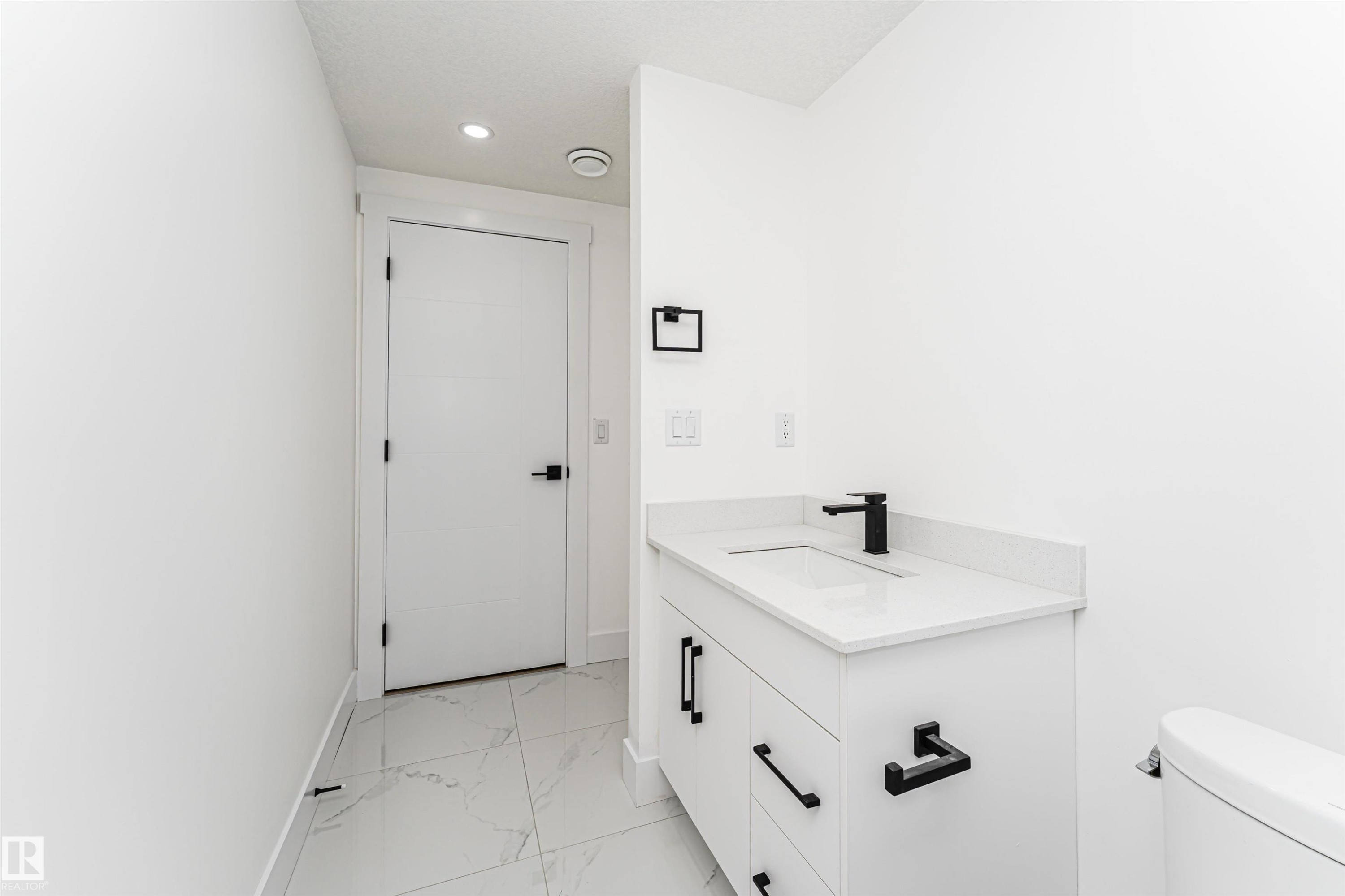 9624 86 Street Nw, Edmonton, AB - Indoor