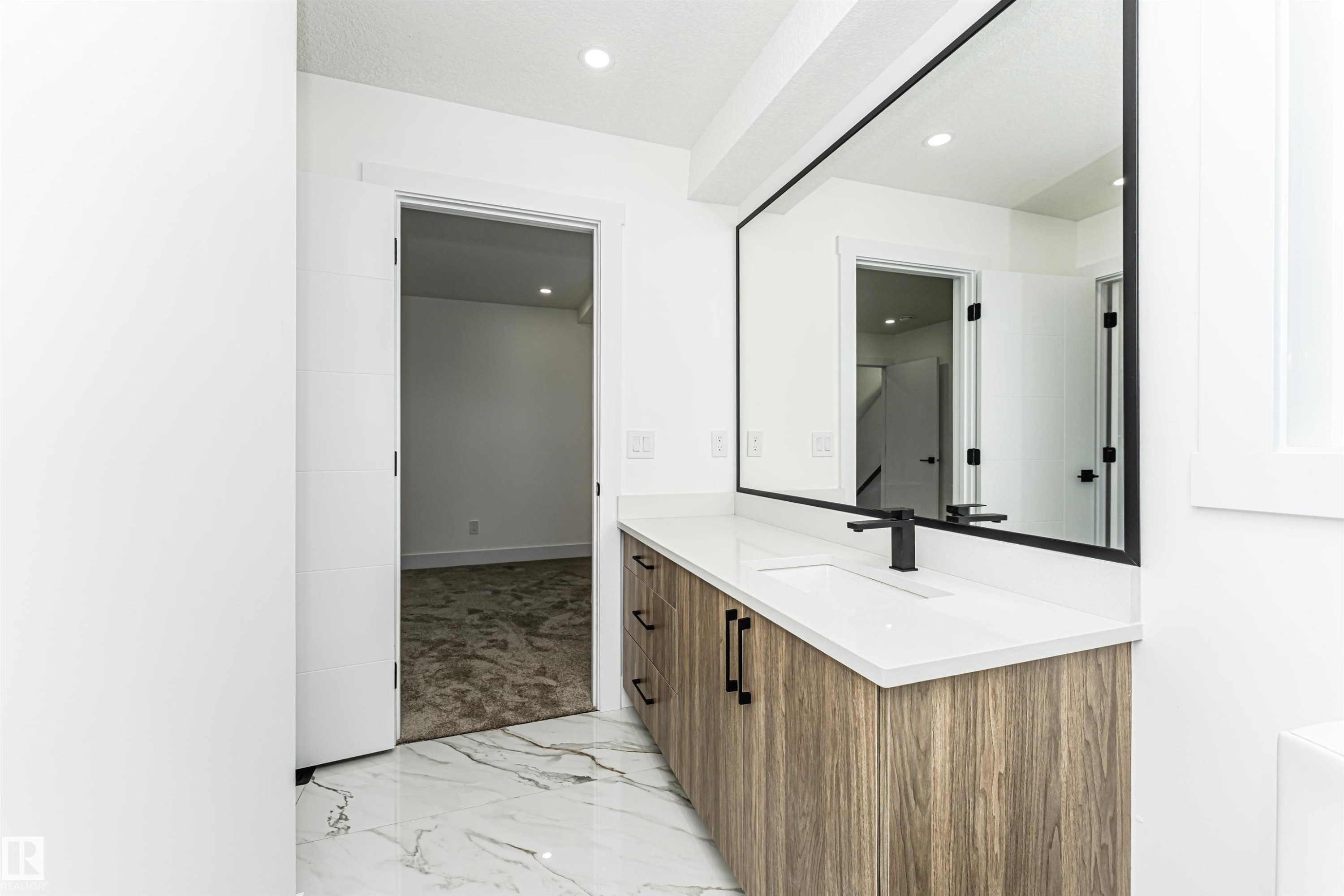 9624 86 Street Nw, Edmonton, AB - Indoor