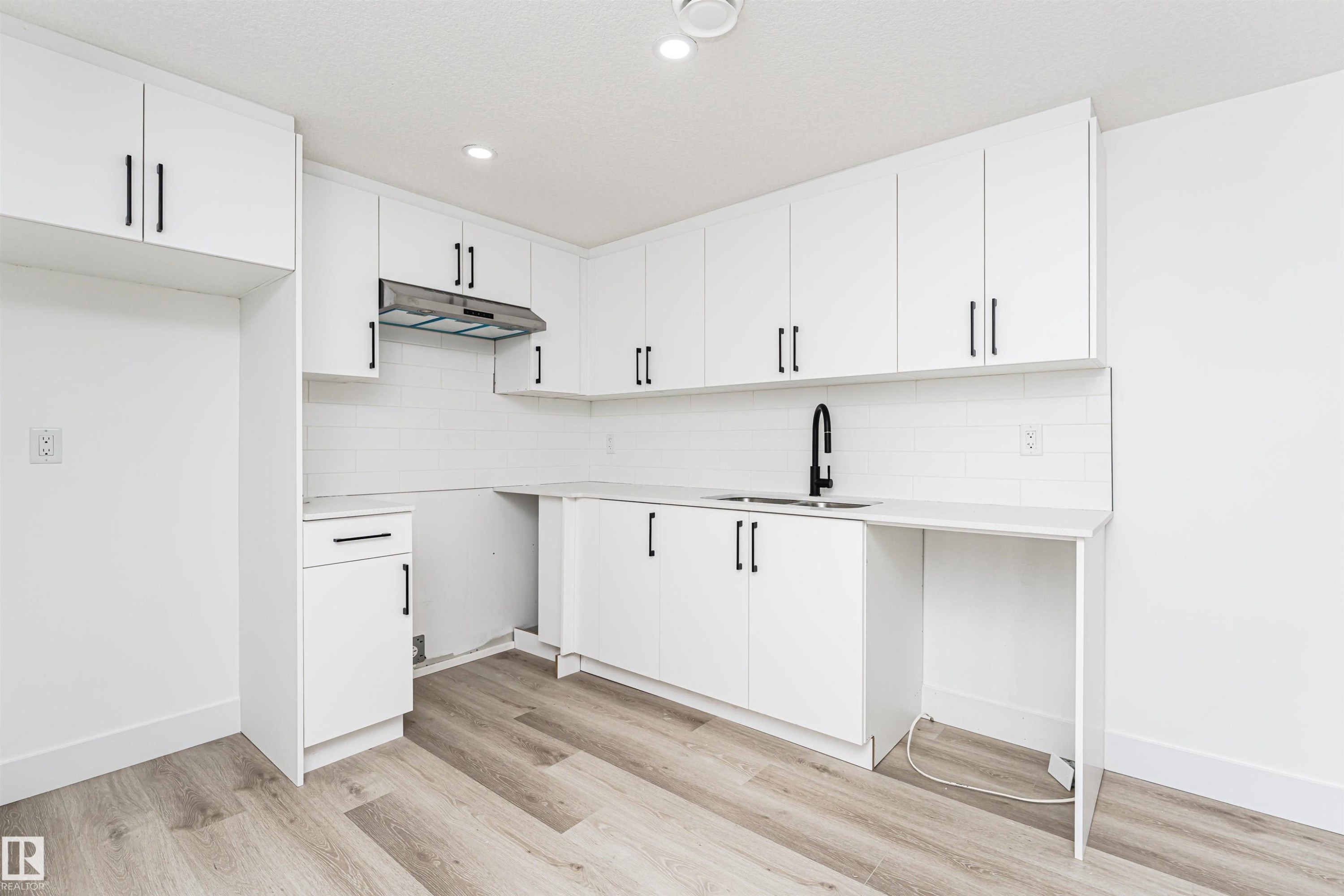 9624 86 Street Nw, Edmonton, AB - Indoor Photo Showing Kitchen