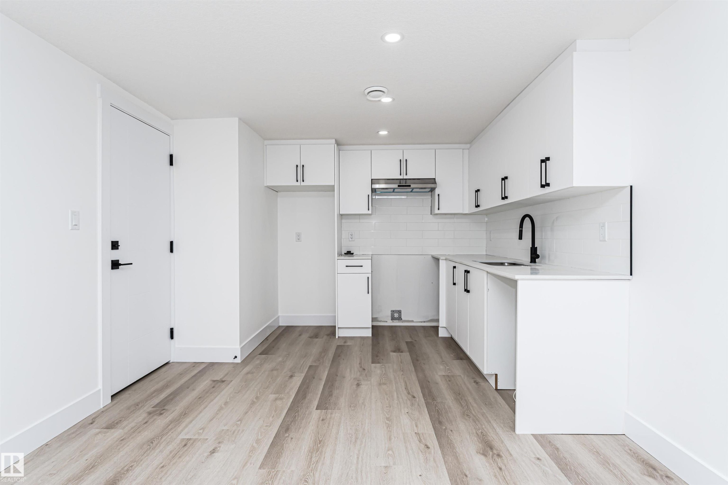 9624 86 Street Nw, Edmonton, AB - Indoor Photo Showing Kitchen
