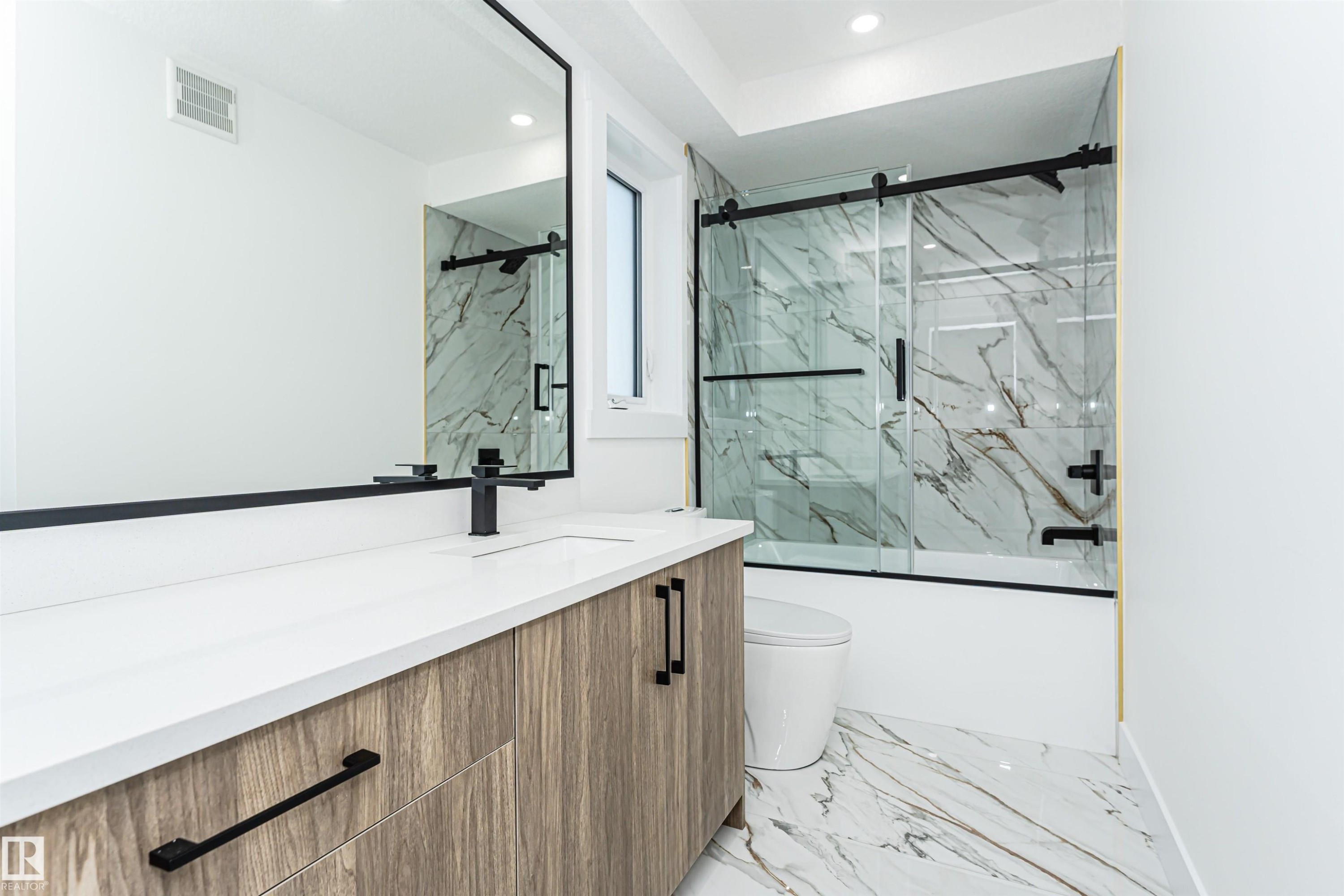 9624 86 Street Nw, Edmonton, AB - Indoor Photo Showing Bathroom
