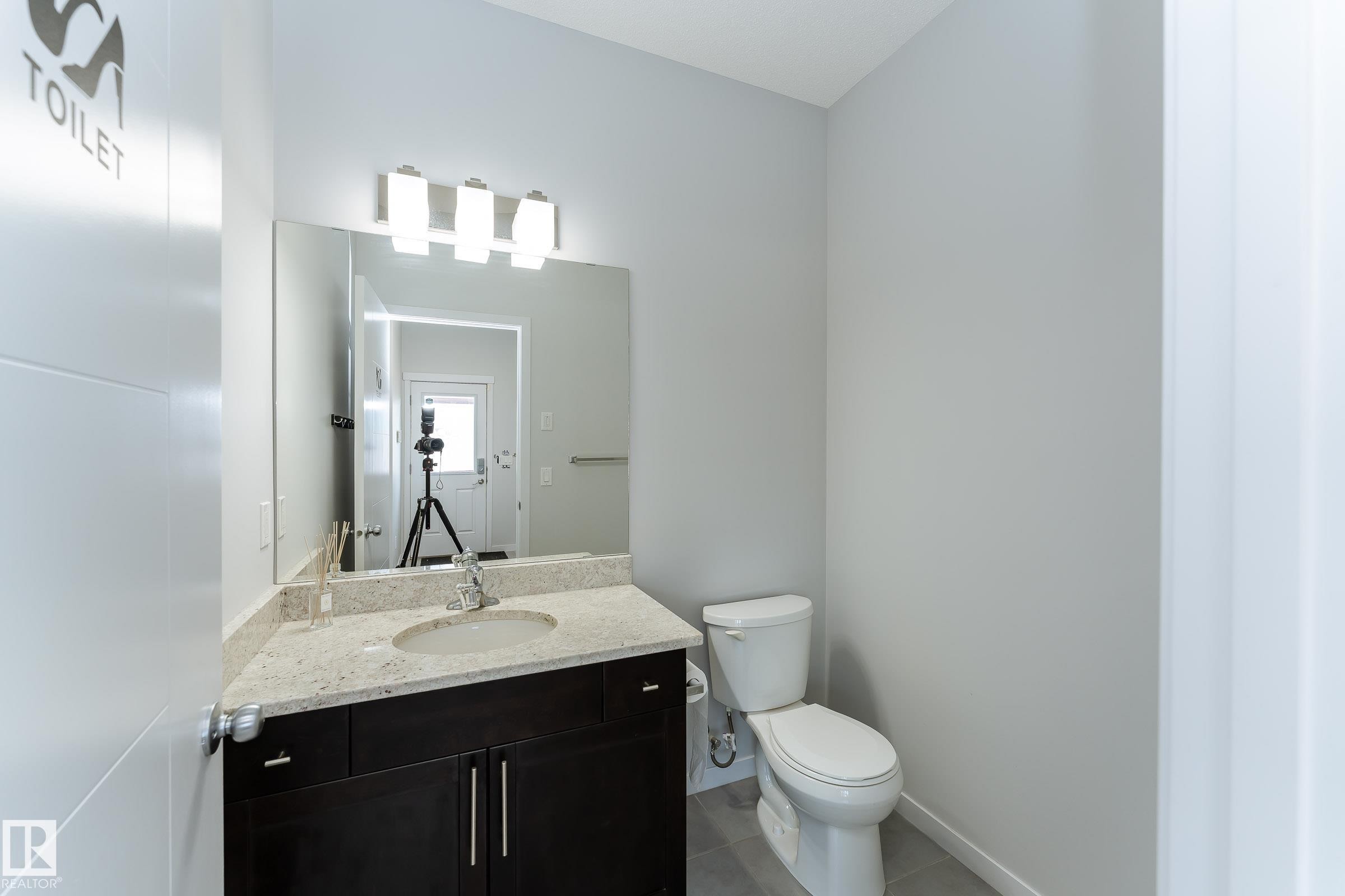 4022 Allan Crescent Sw, Edmonton, AB - Indoor Photo Showing Bathroom