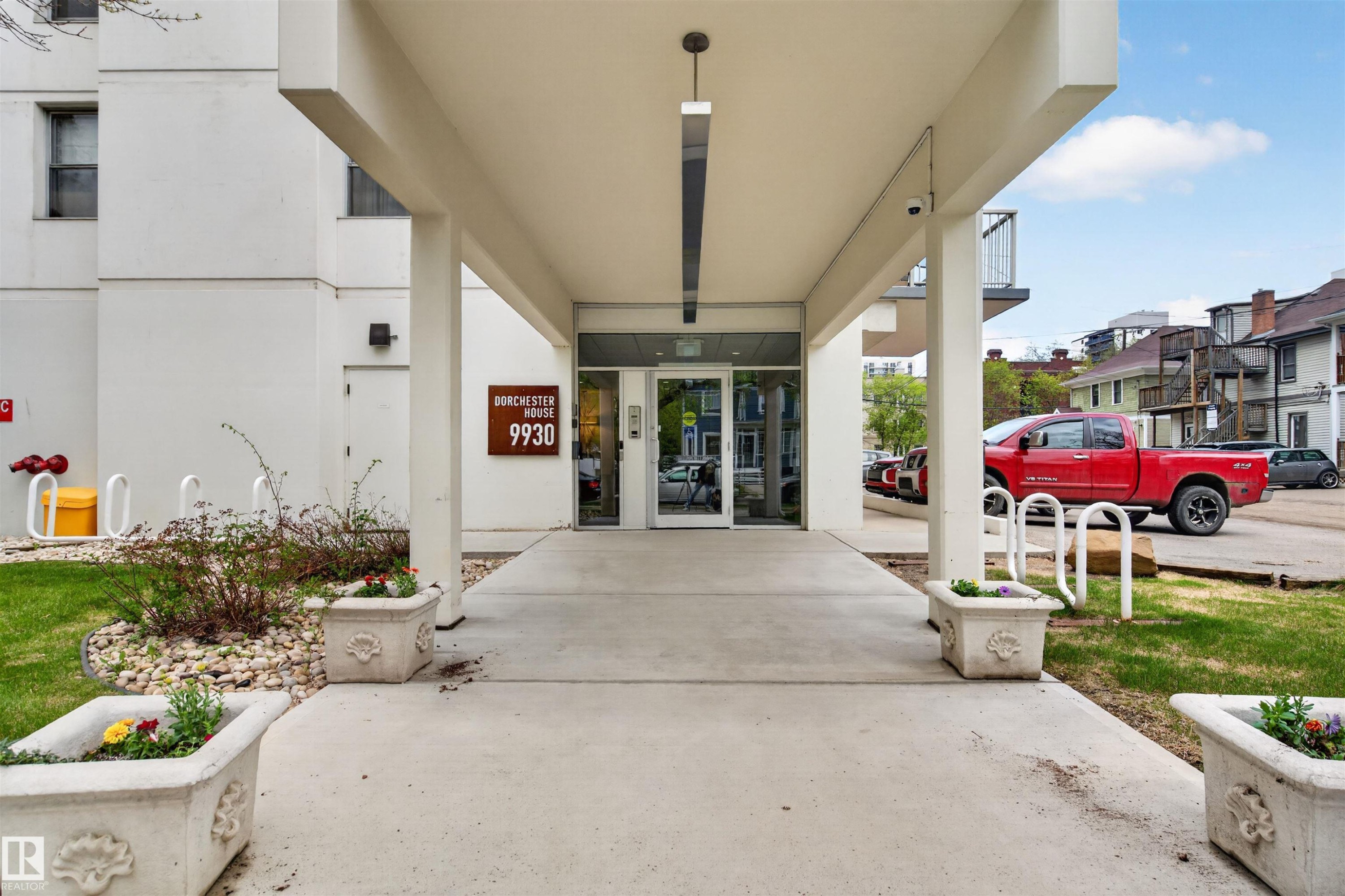 1007 9930 113 Street, Edmonton, AB - Outdoor