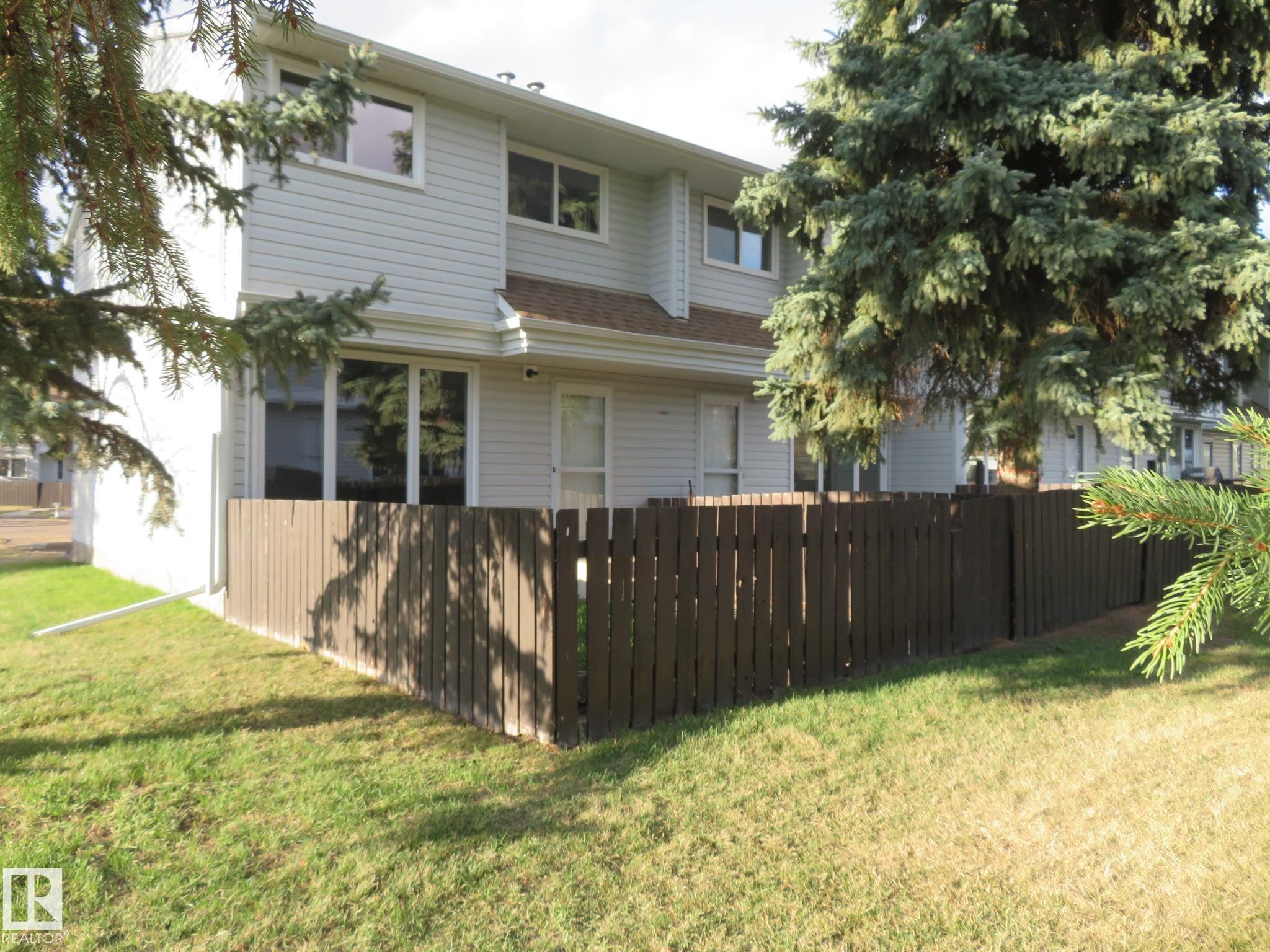 Fenced yard area featuring a low-maintenance picket fence - 3103 109 Street, Edmonton, AB