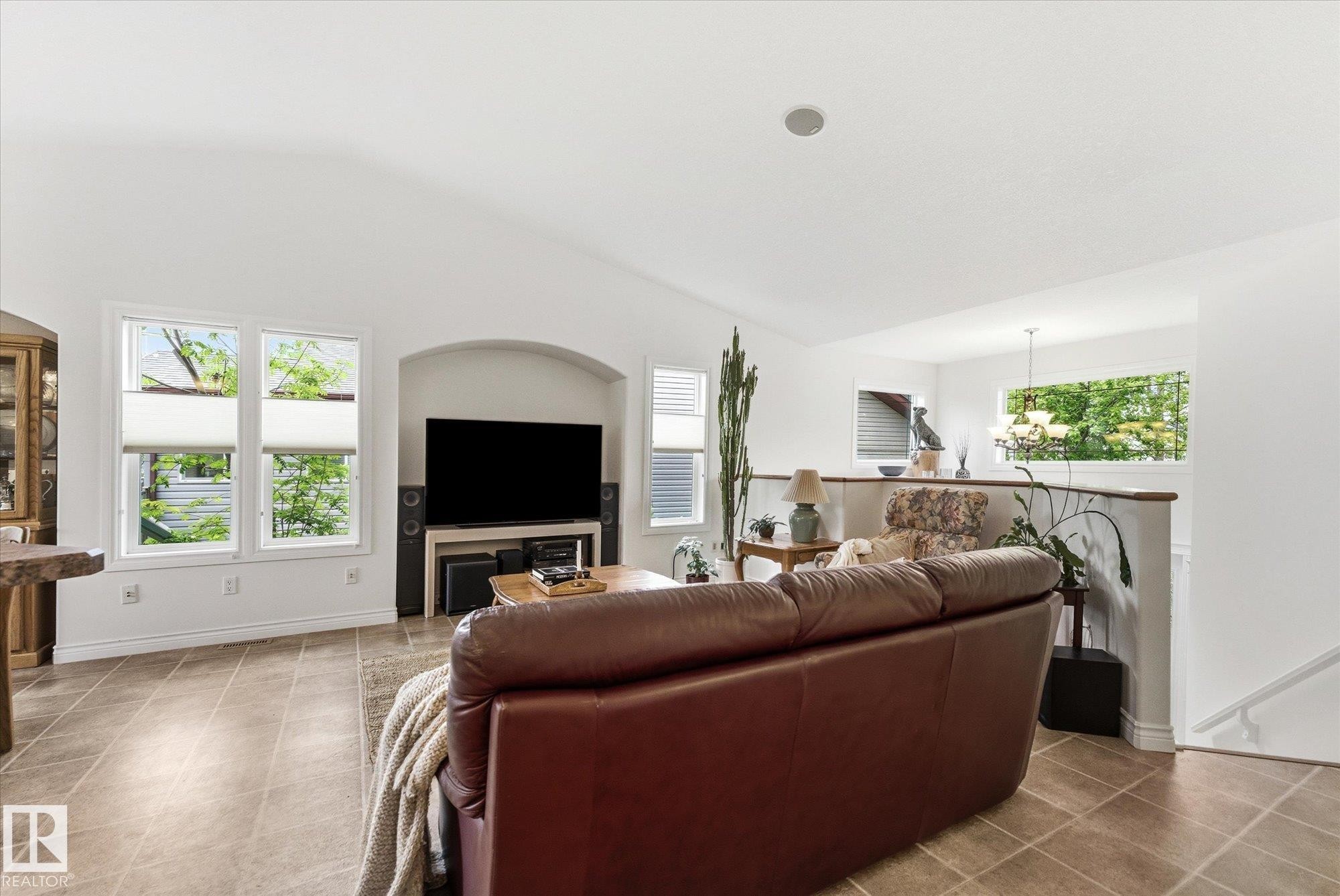 843 Oakland Place, Devon, AB