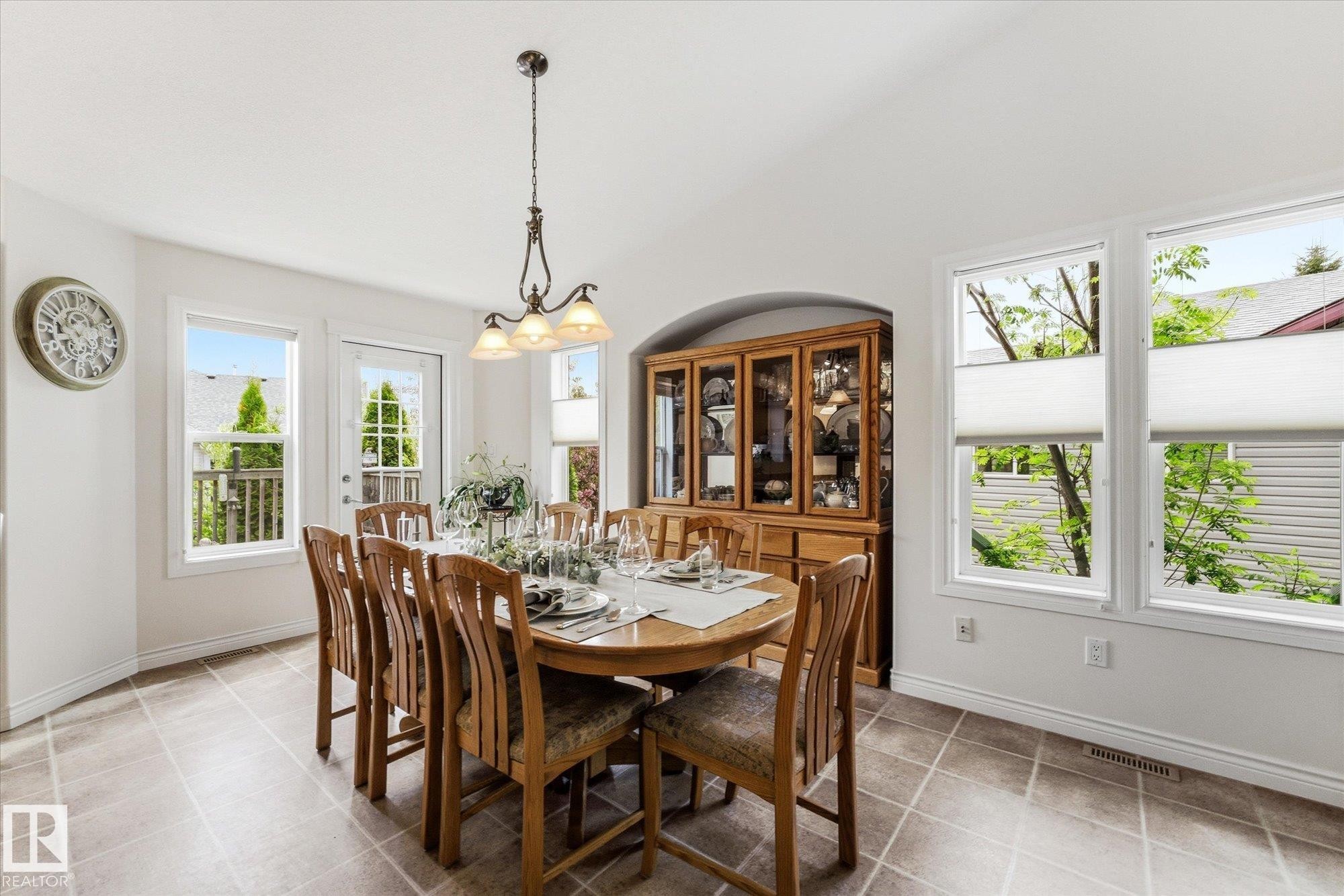 843 Oakland Place, Devon, AB
