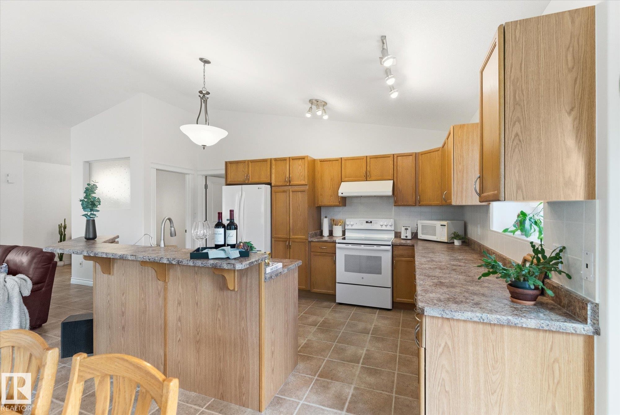 843 Oakland Place, Devon, AB