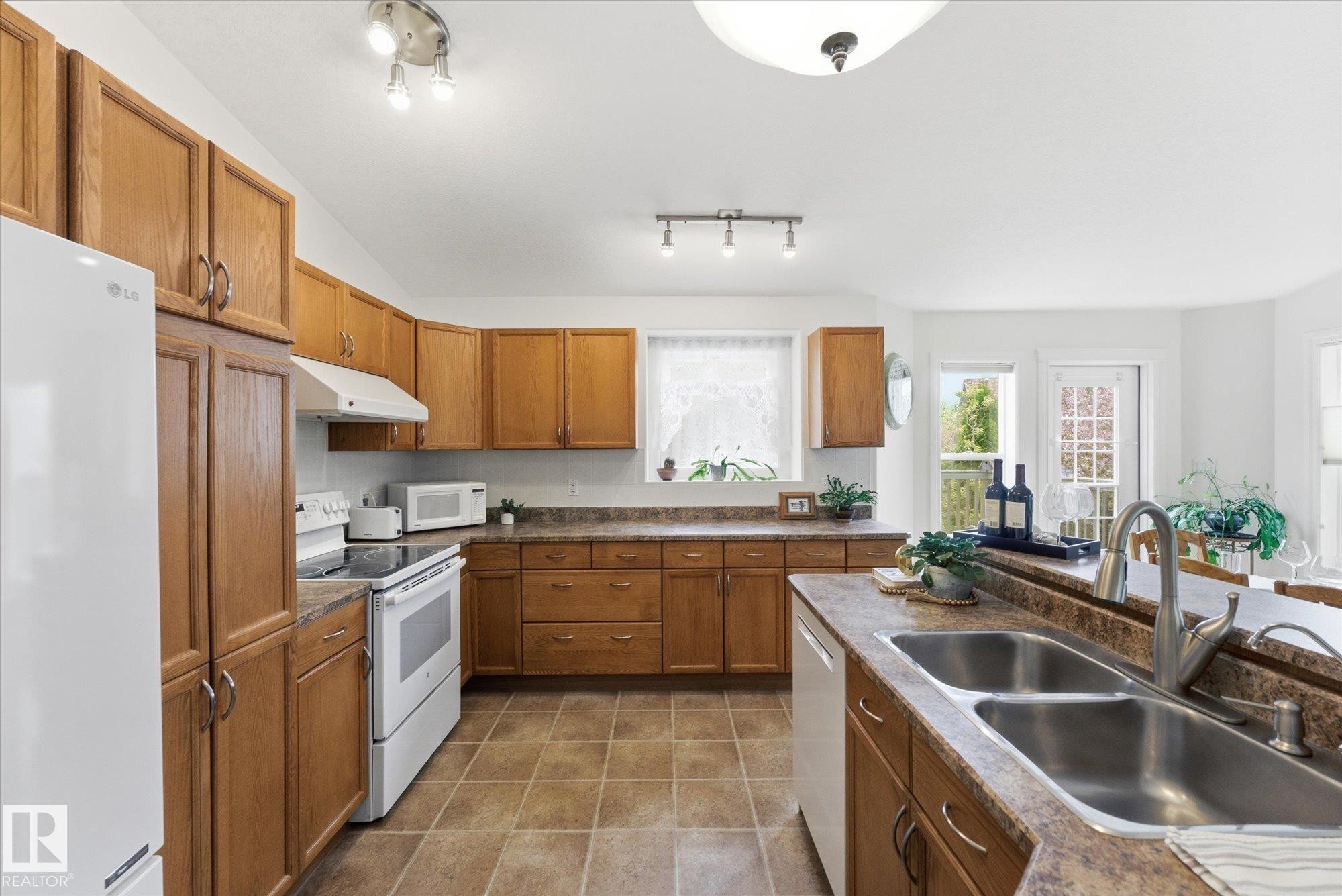 843 Oakland Place, Devon, AB