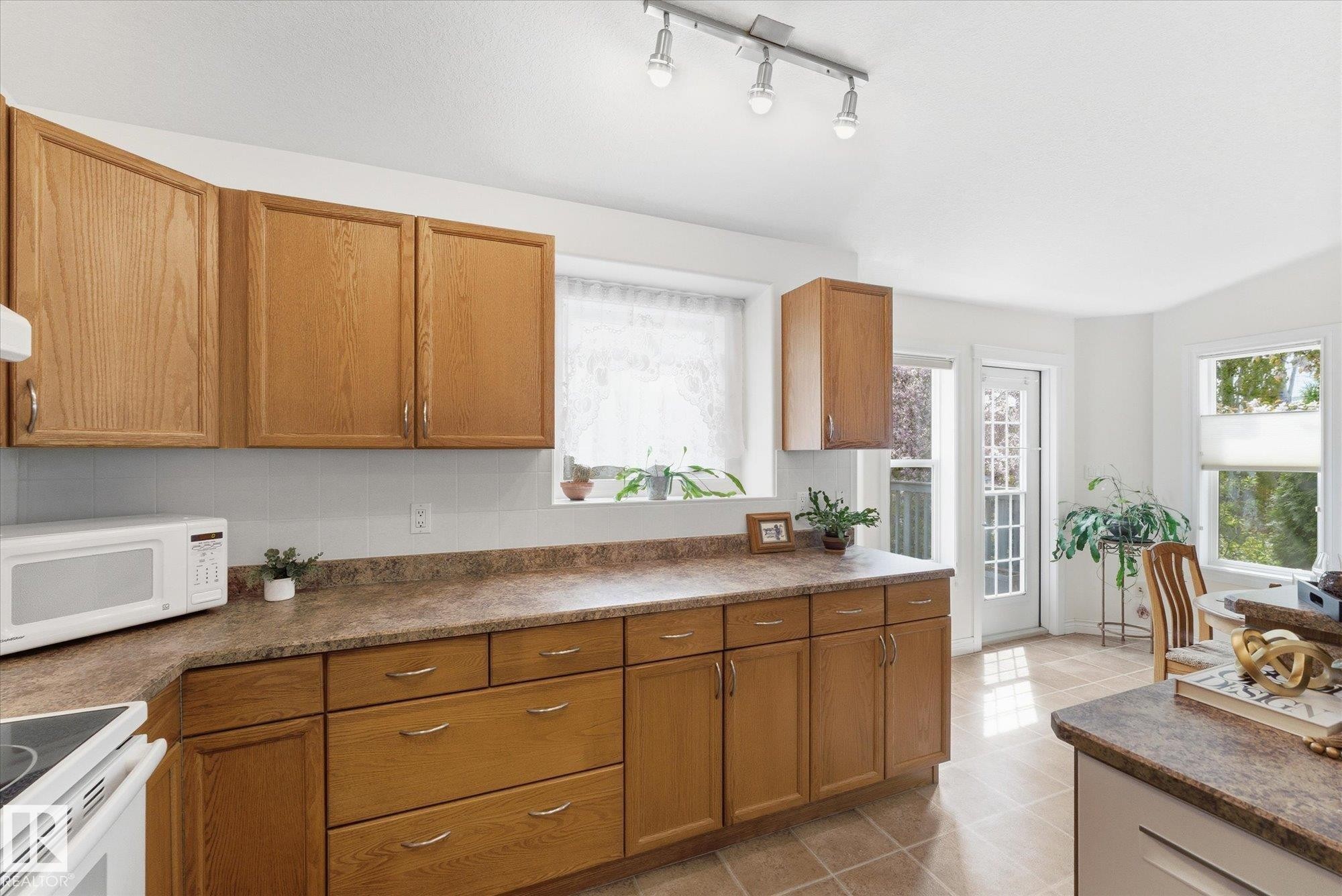 843 Oakland Place, Devon, AB
